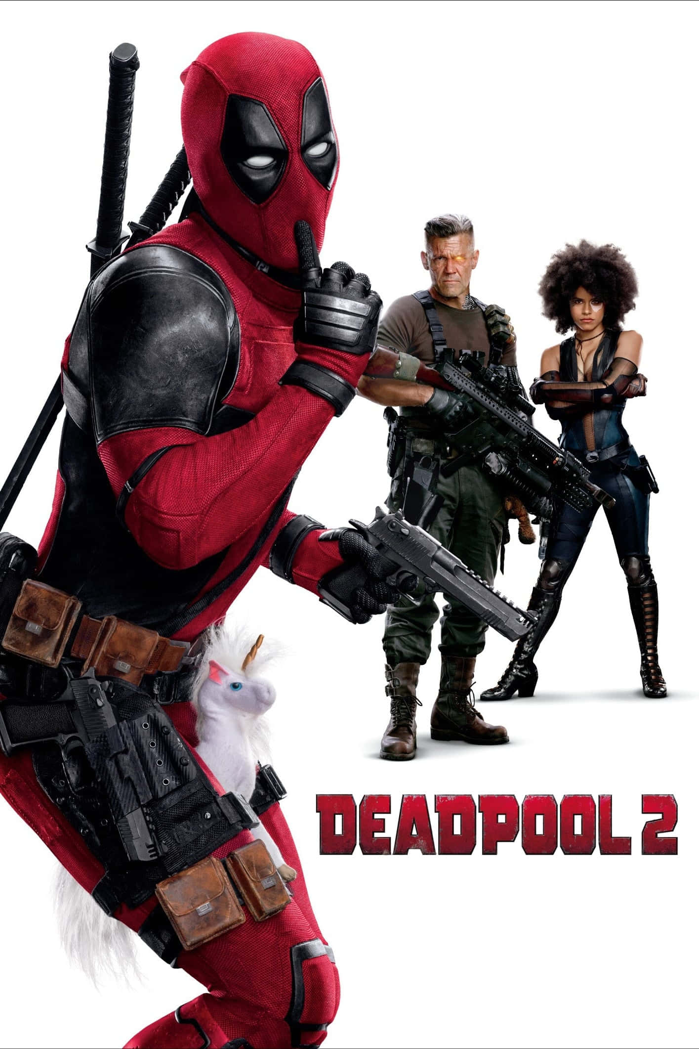 Deadpool 2 桌布 壁紙 — 死侍身穿紅黑戰衣，手持槍械和獨角獸毛絨玩具，兩位盟友站在他身後，背景為白色。