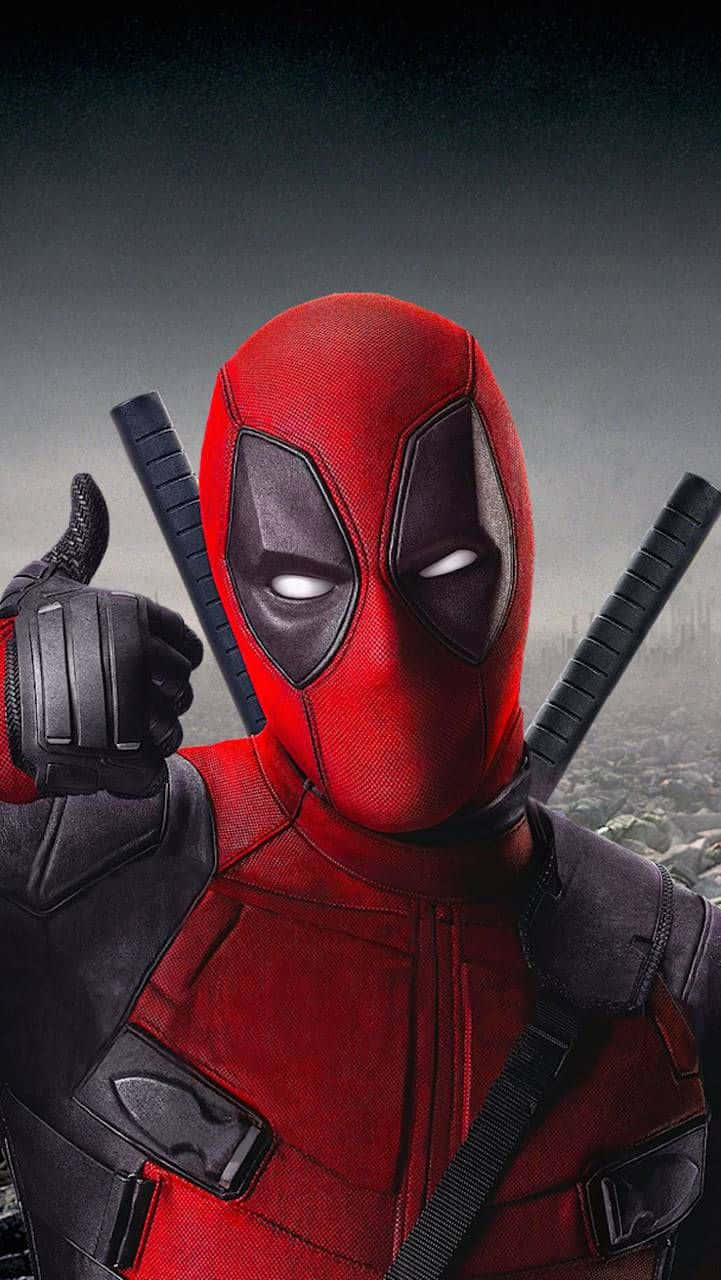 Deadpool Art 桌布 壁紙 — 死侍身穿紅黑戰衣，背負雙劍，在黑暗城市景觀前豎起大拇指。