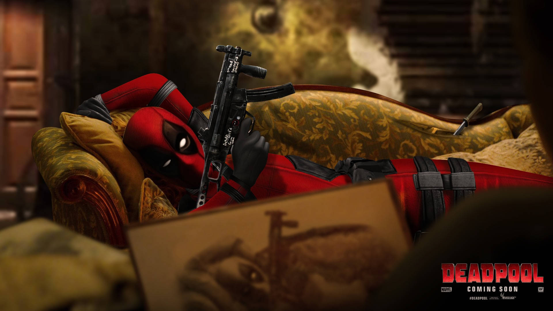 4K deadpool 桌布 壁紙 — 死侍躺在一張金色圖案沙發上，手持步槍，背景煙霧瀰漫，前景有一個帶框的圖片。