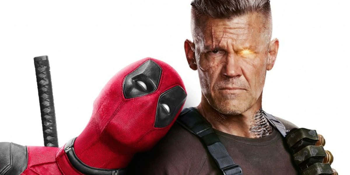 Deadpool And Cable 桌布 壁紙 — 死侍靠著一臉嚴肅的機堡，背景是純白色，身旁放著一把武士刀。