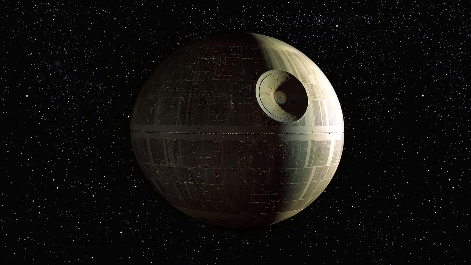 Death Star 桌布 壁紙 — 死星在星空中巨大地聳立，其表面細節包括面板和發光的超級激光盤。