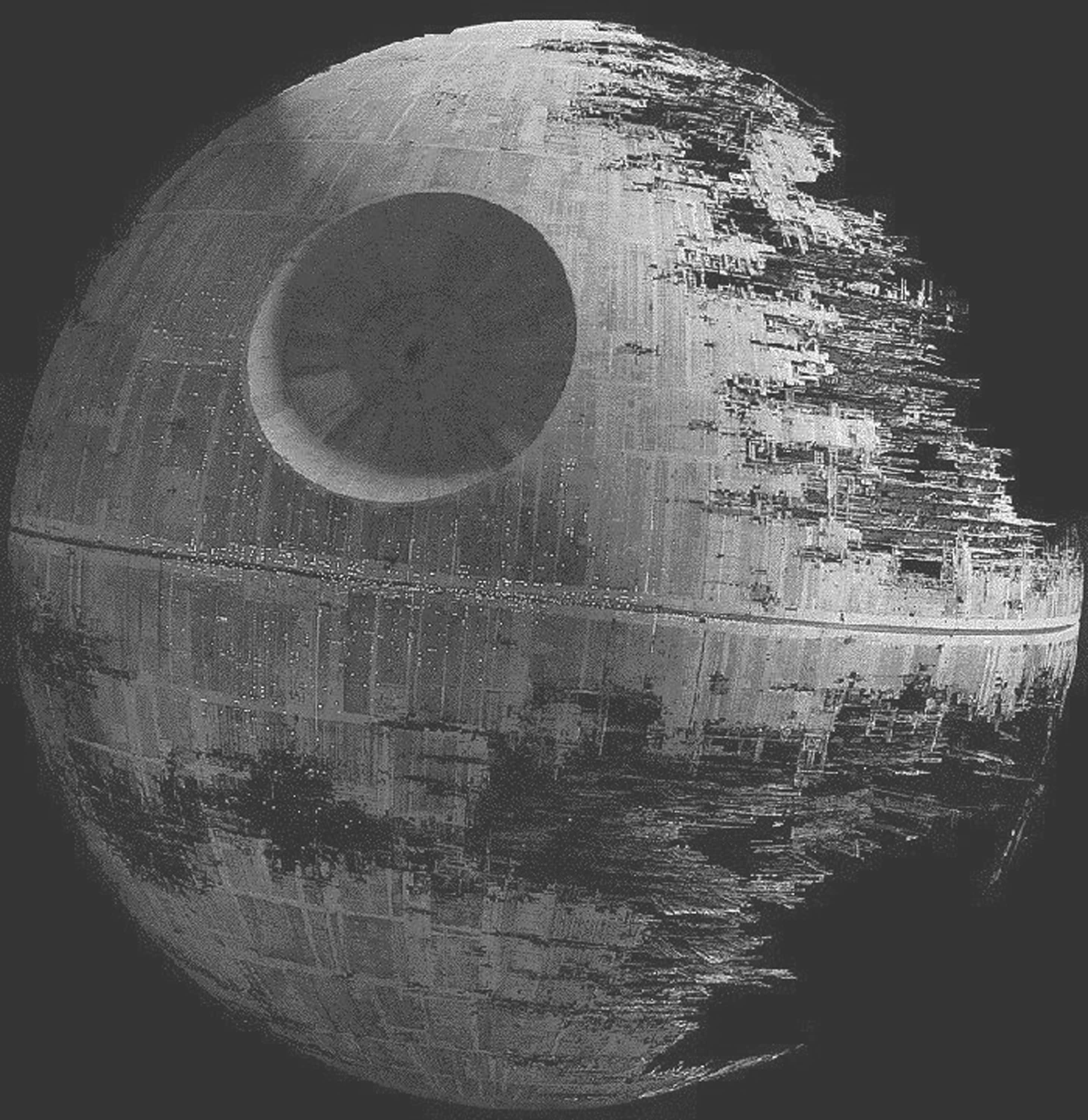 Death Star Ii 桌布 壁紙 — 死星的單色特寫，可見戰鬥損傷和一個大型中央超級雷射碟。