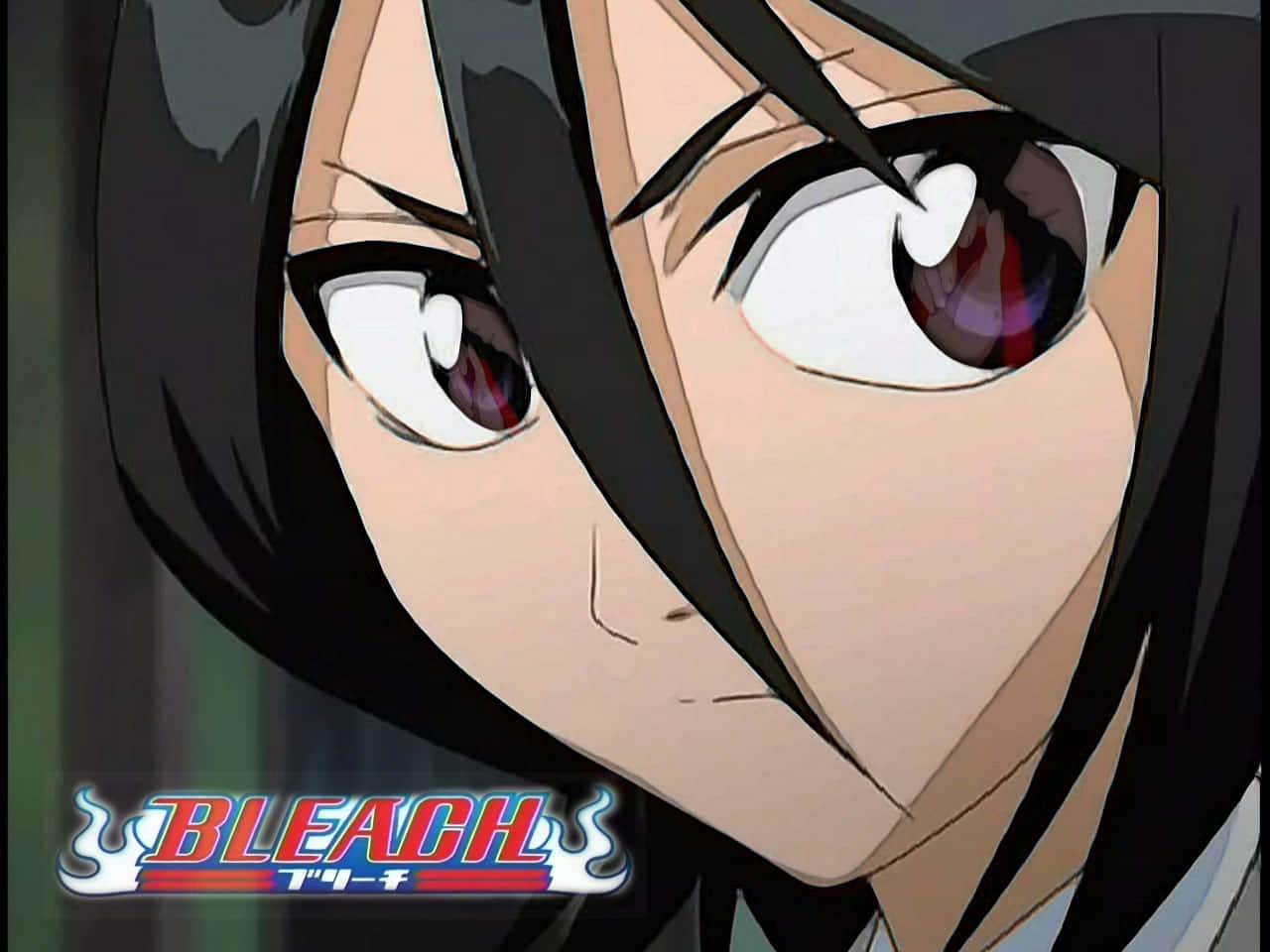 Rukia Kuchiki 桌布 壁紙 — 《死神》系列中，一個眼神堅定、擁有強烈紅眼和黑髮的動漫角色特寫。