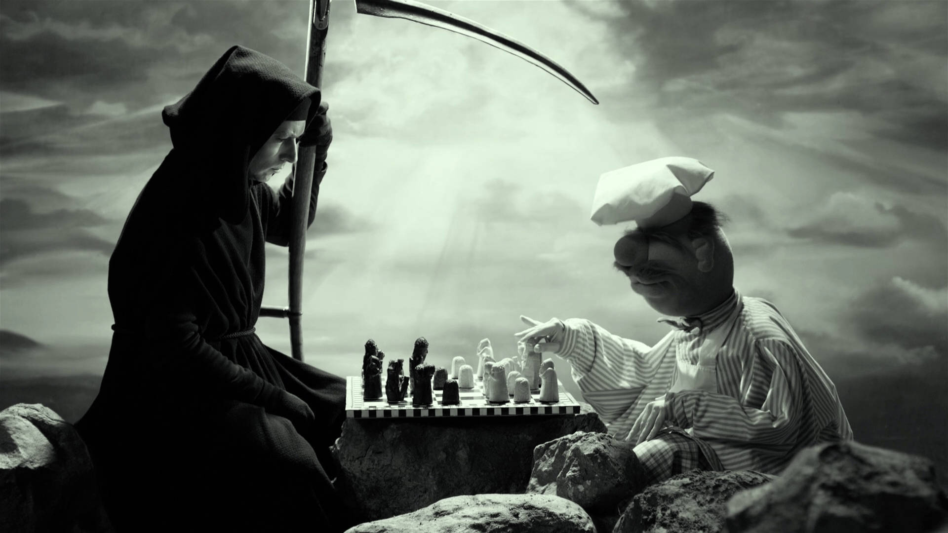 Life And Death 桌布 壁紙 — 死神和一位愉快的廚師在多雲天空下的岩石懸崖上玩國際象棋，黑白風格。