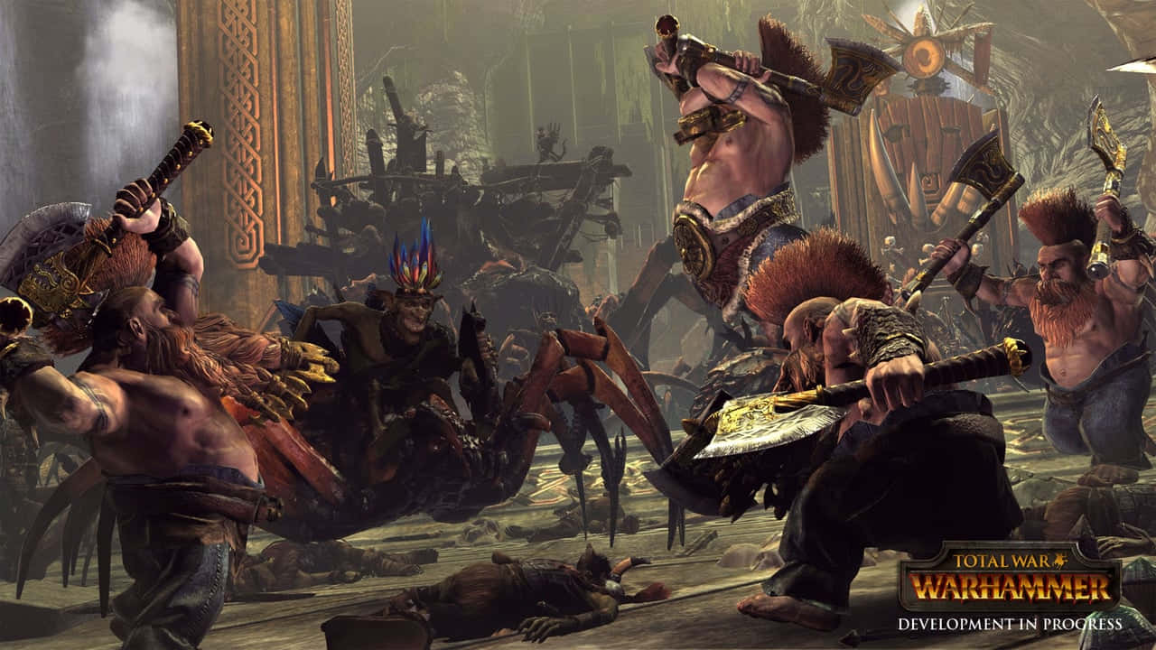 Total War Warhammer 2 桌布 壁紙 — 殘酷的奇幻戰士在煙霧瀰漫的寺廟中衝突，華麗的柱子和倒下的敵人就在他們腳下。