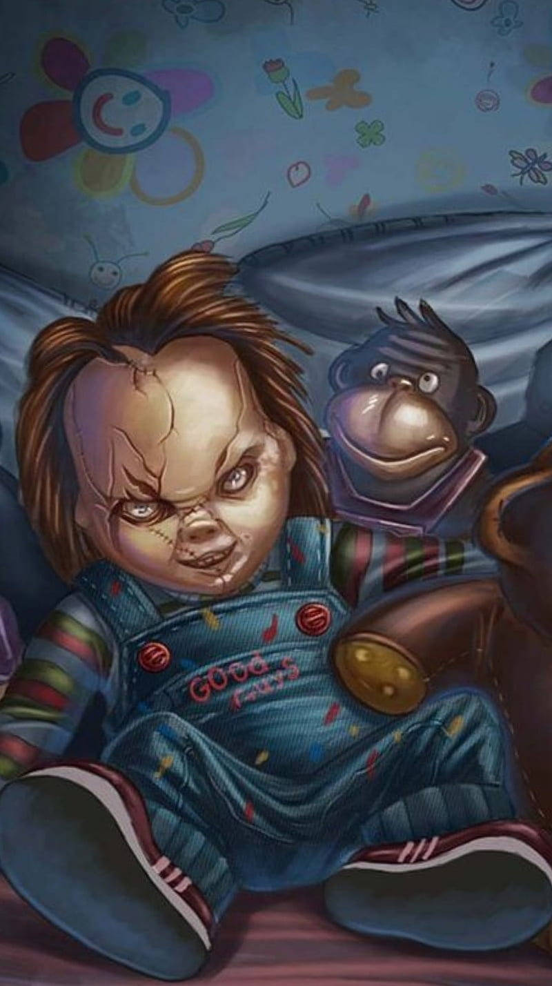 Chucky 桌布 壁紙 — 殺人娃娃Chucky坐在兒童床上，旁邊有一隻微笑的填充猴子，背景是花卉壁紙，模樣兇險。