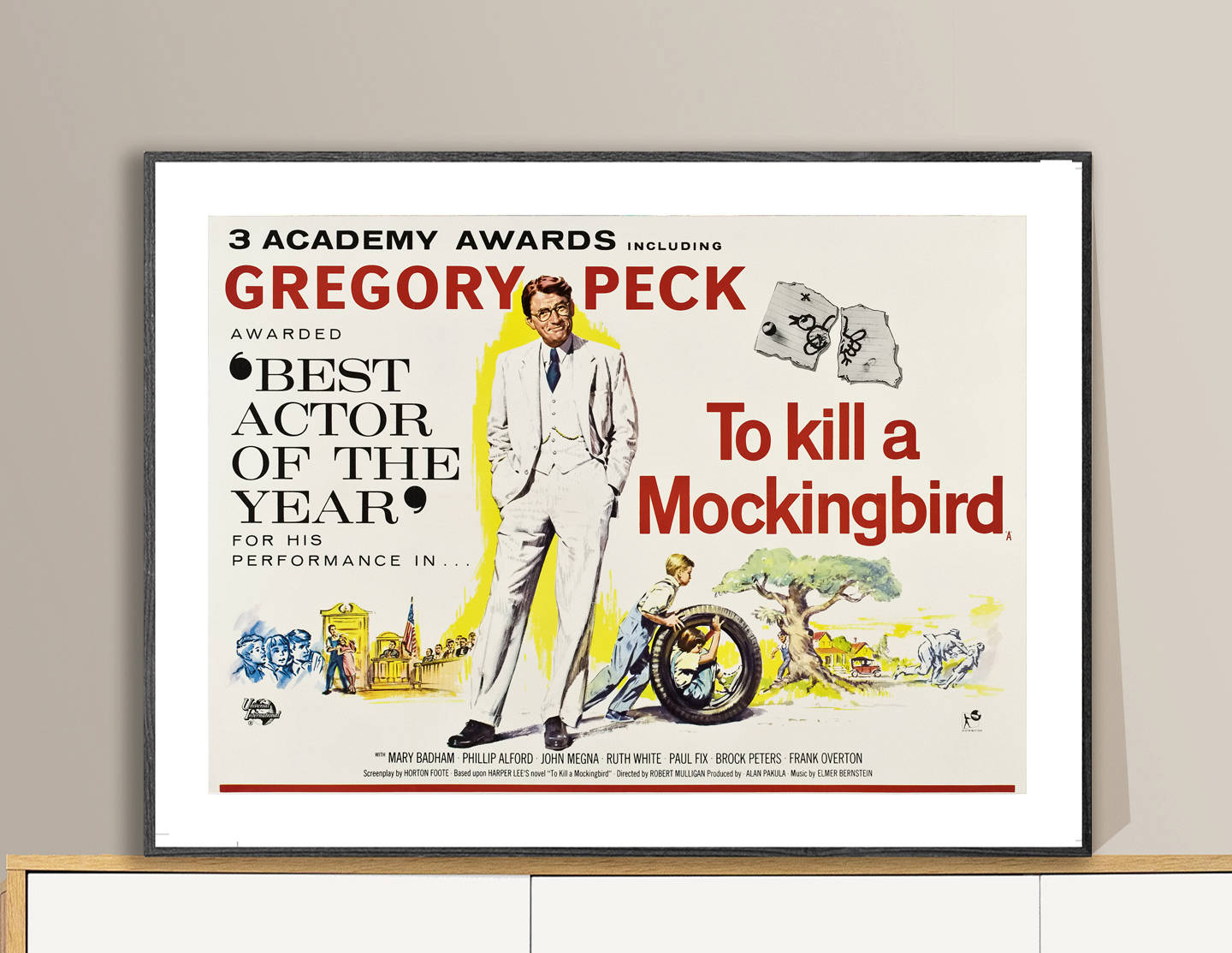 神秘 桌布 壁紙 — 《殺死一隻知更鳥》復古電影海報， featuring Gregory Peck 身穿白色西裝，配以粗體紅色字體和插圖場景。