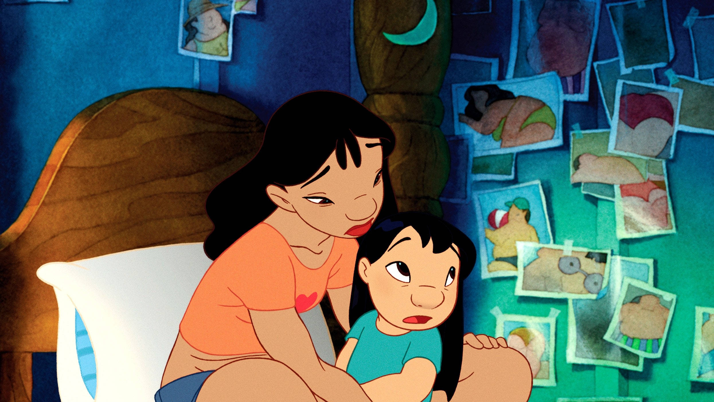 lilo 桌布 壁紙 — 母親和女兒一起坐在床上，周圍環繞著照片，房間溫暖明亮，可見新月。