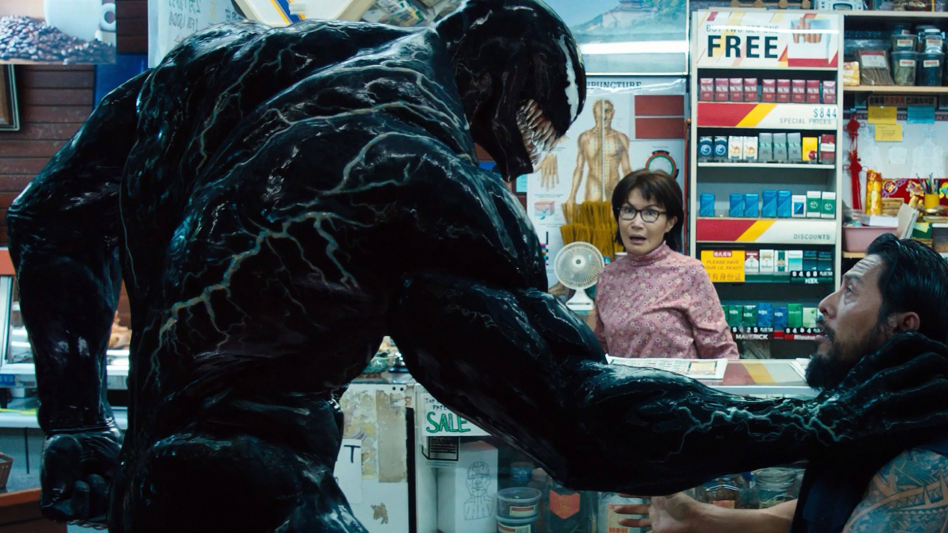 Marvel Aesthetic 桌布 壁紙 — 毒液籠罩著一對受驚的男女，在一個雜亂無章、擺滿商品的便利商店中。
