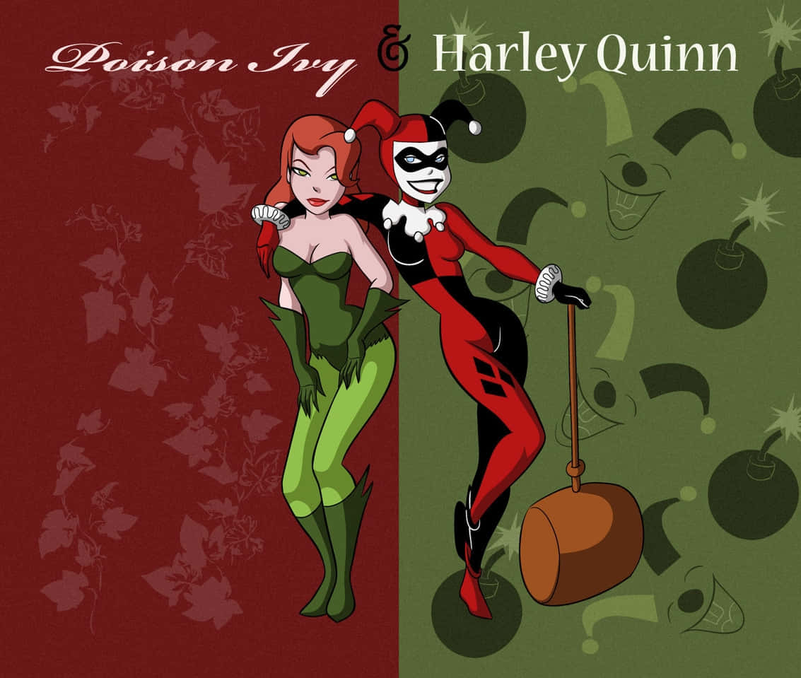 Harley Quinn And Poison Ivy 桌布 壁紙 — 毒藤女與小丑女並肩而立，身穿鮮豔服裝，背景為紅綠分割的主題圖案。