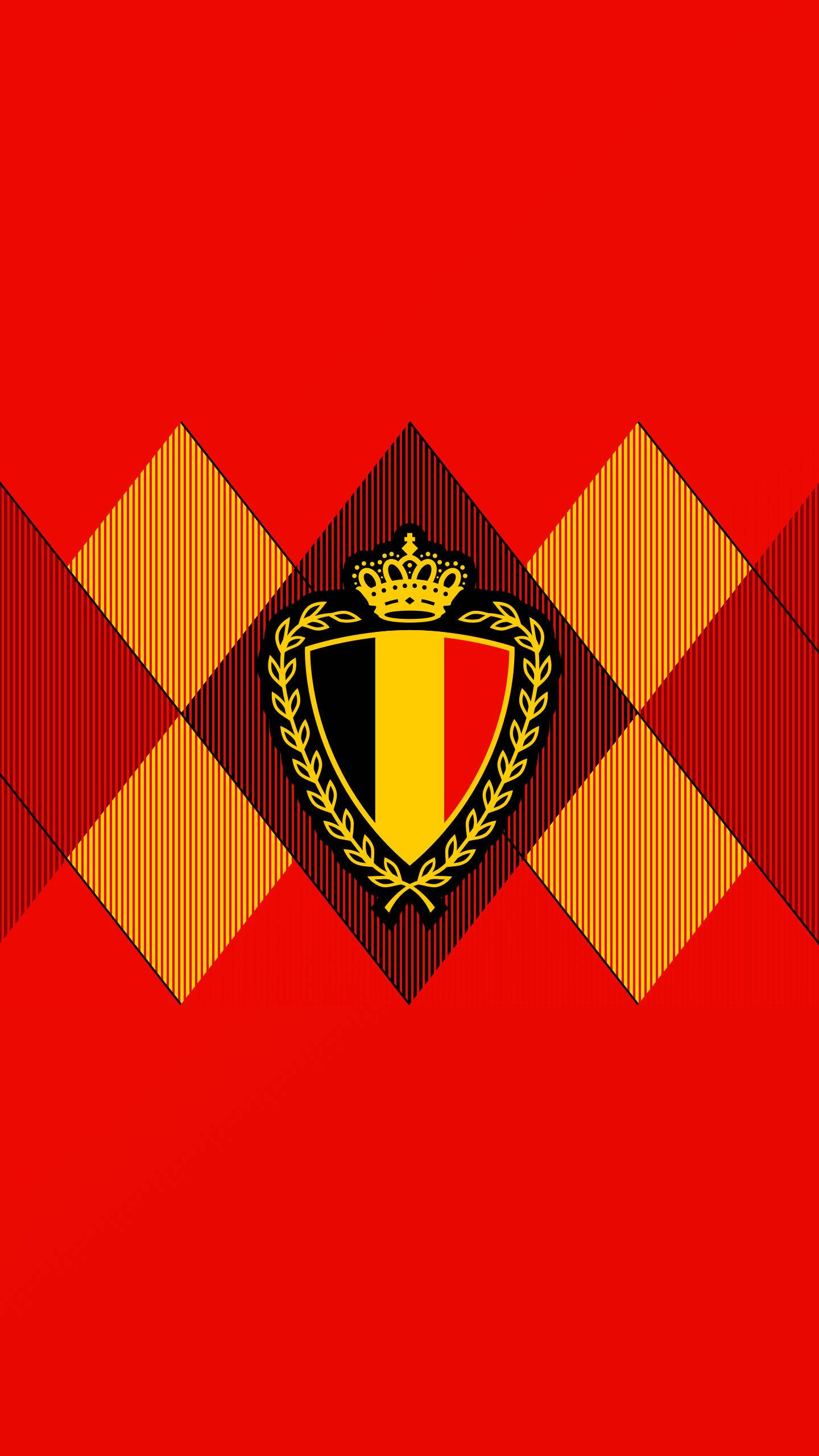 Belgium 桌布 壁紙 — 比利時國徽居中置於大膽的紅色背景上，帶有金色和深紅色的幾何菱形圖案。