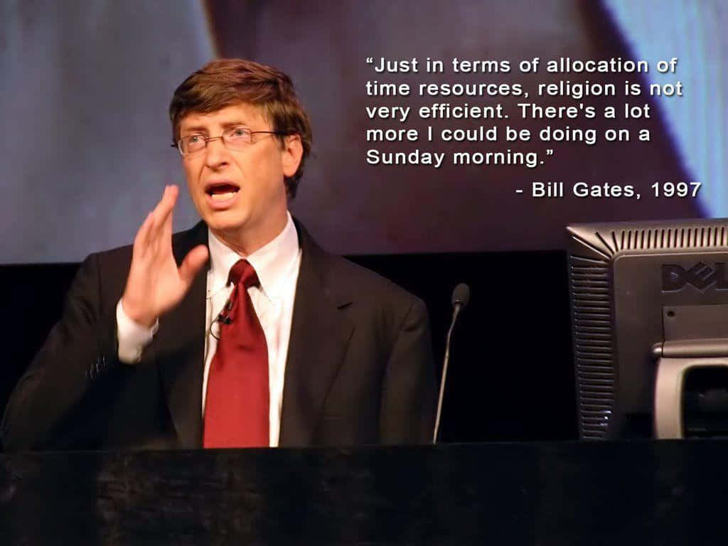 Bill Gates 桌布 壁紙 — 比爾·蓋茨身穿深色西裝和紅色領帶，在講台上發言時做手勢，並帶有1997年的引言覆蓋層。