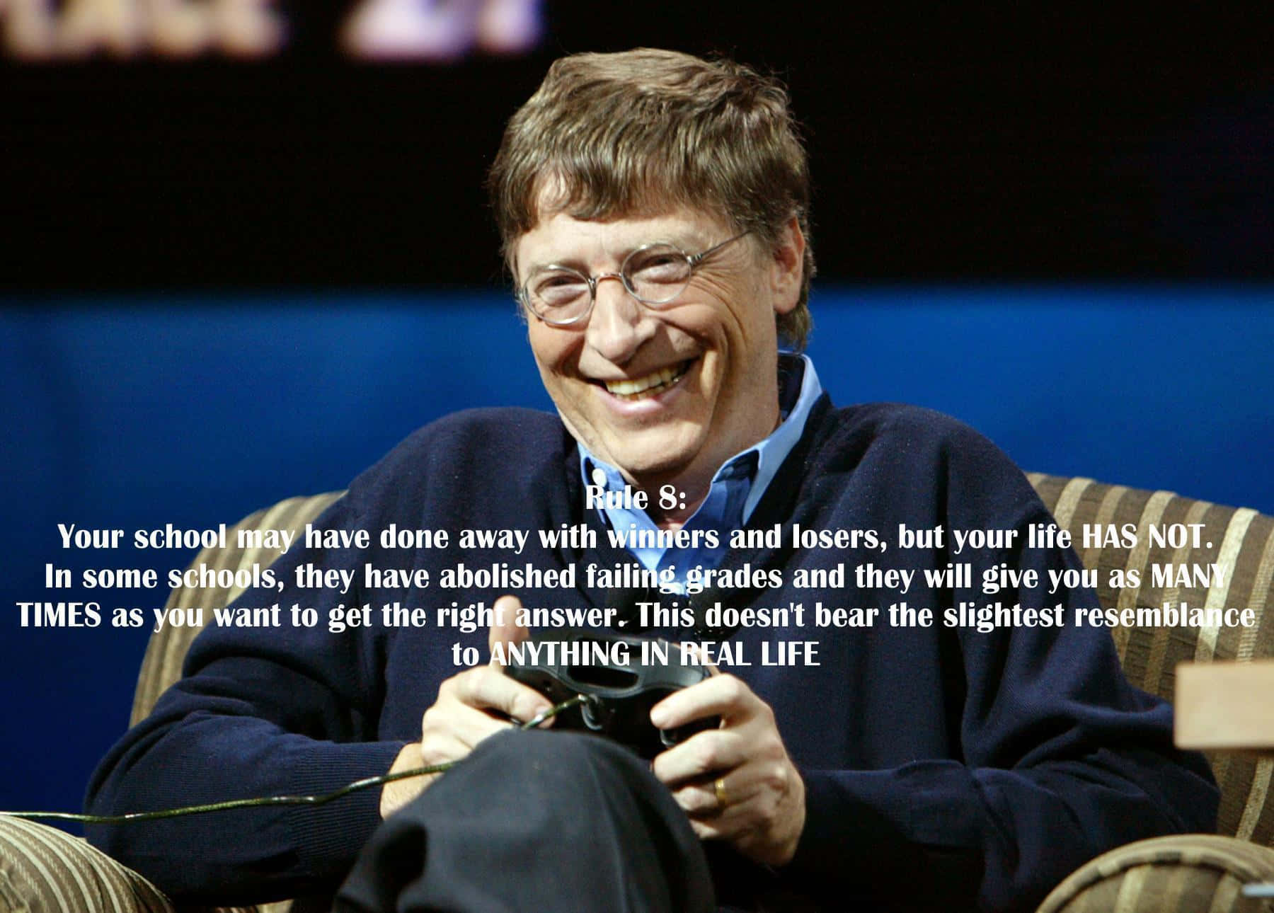 Bill Gates 桌布 壁紙 — 比爾·蓋茲在公開演講活動中手持遊戲控制器大笑，並帶有文字疊加。