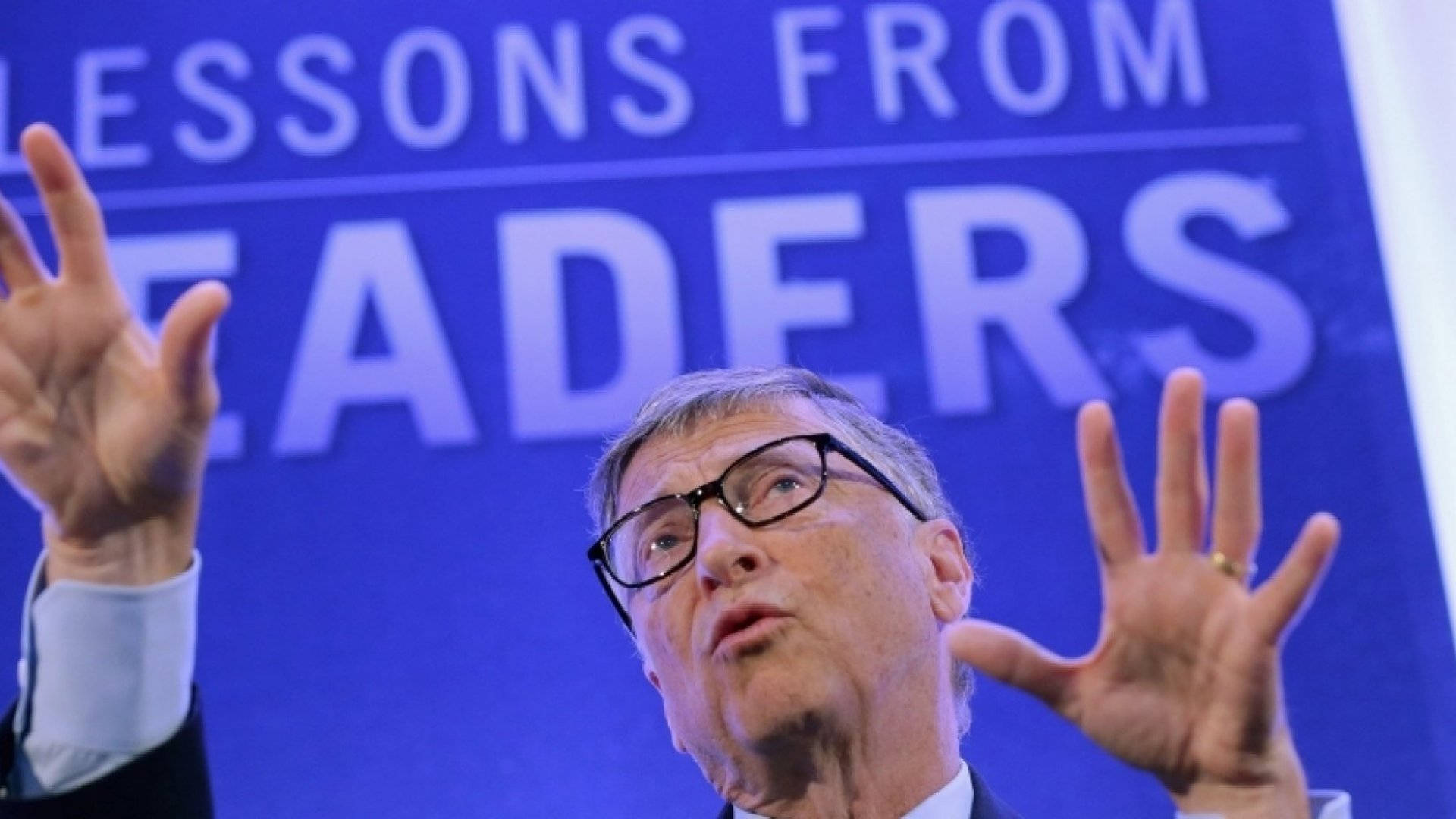 商業 桌布 壁紙 — 比爾·蓋茲在藍色背景下於「Lessons from Leaders」活動中熱情地做手勢。