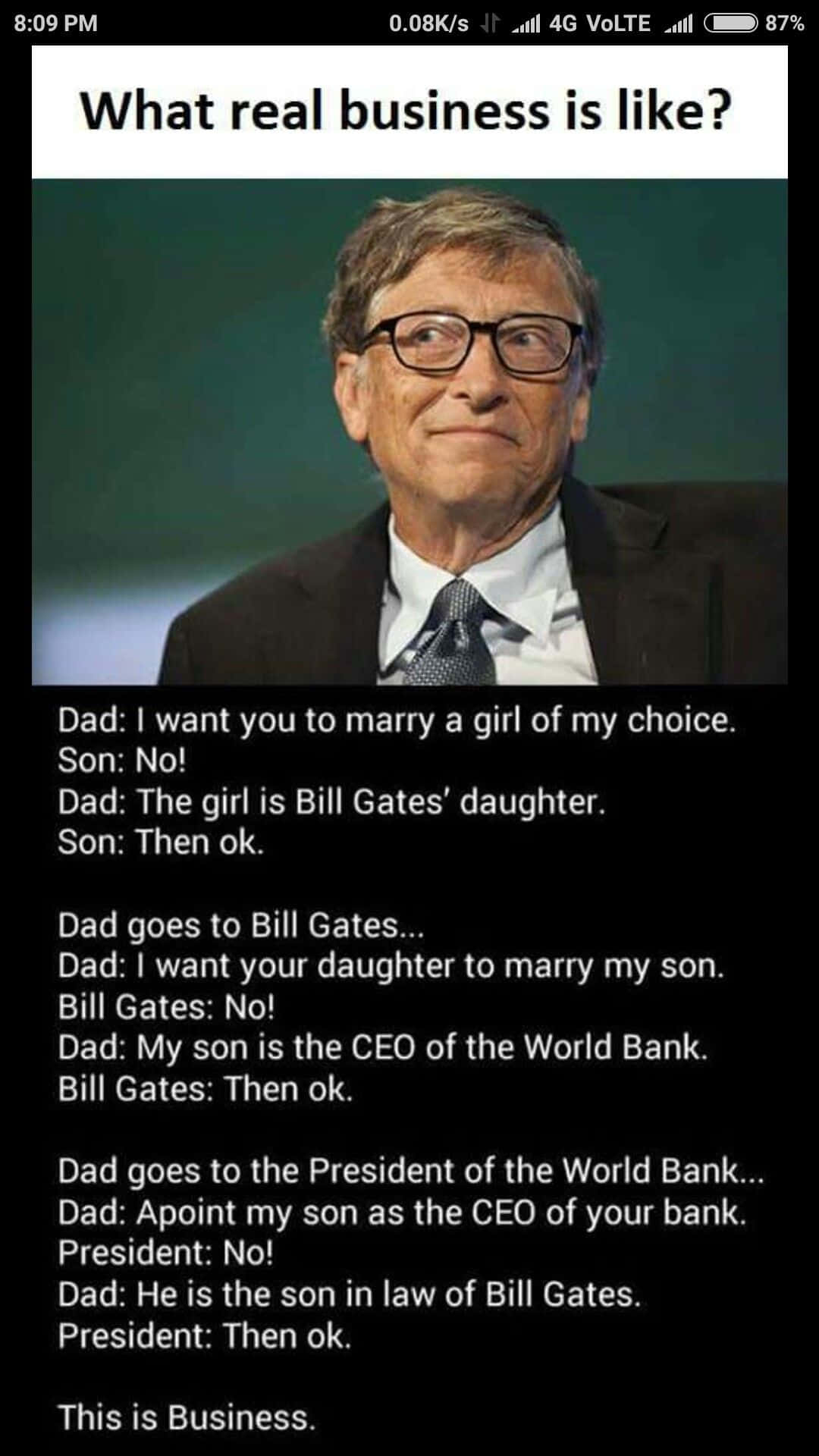 Entrepreneurial Memes 桌布 壁紙 — 比爾·蓋茲穿著正式西裝，在深綠色背景前微妙微笑，疊加文字講述一個關於商業交易的玩笑。