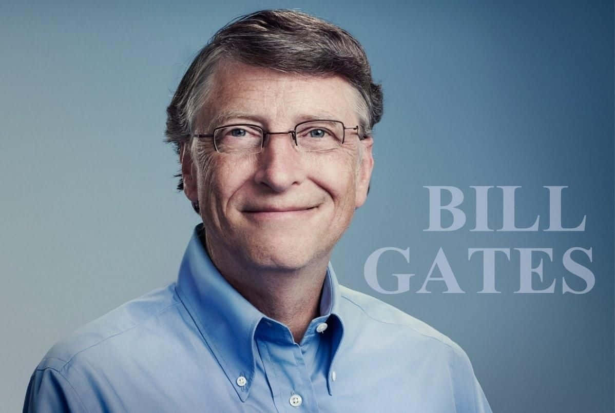 Bill Gates 桌布 壁紙 — 比爾·蓋茲穿著淺藍色襯衫，在柔和的藍色漸層背景上，以大型白色文字顯示他的名字，溫暖地微笑。