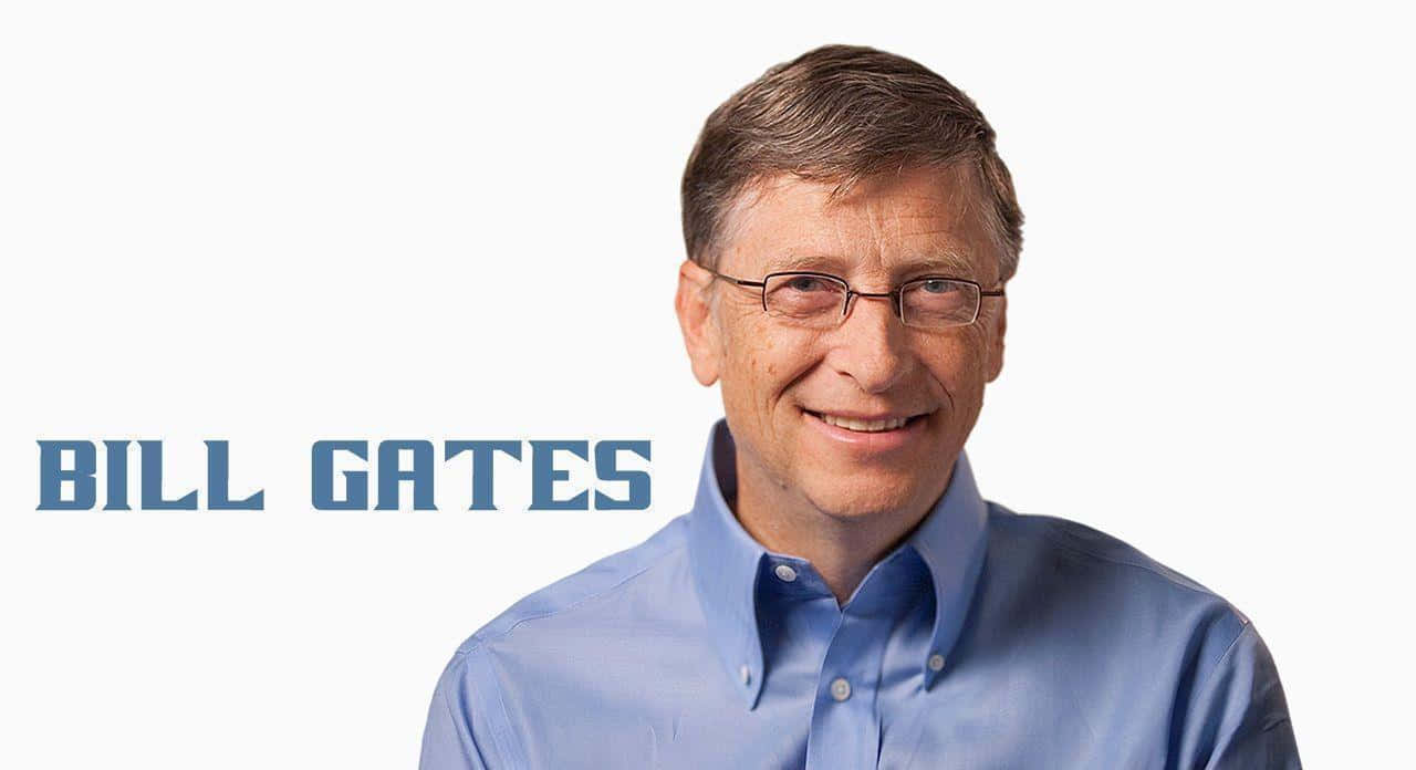 Bill Gates 桌布 壁紙 — 比爾·蓋茲穿著淺藍色鈕扣襯衫，在純白背景前溫暖微笑，他的名字以藍色文字顯示。