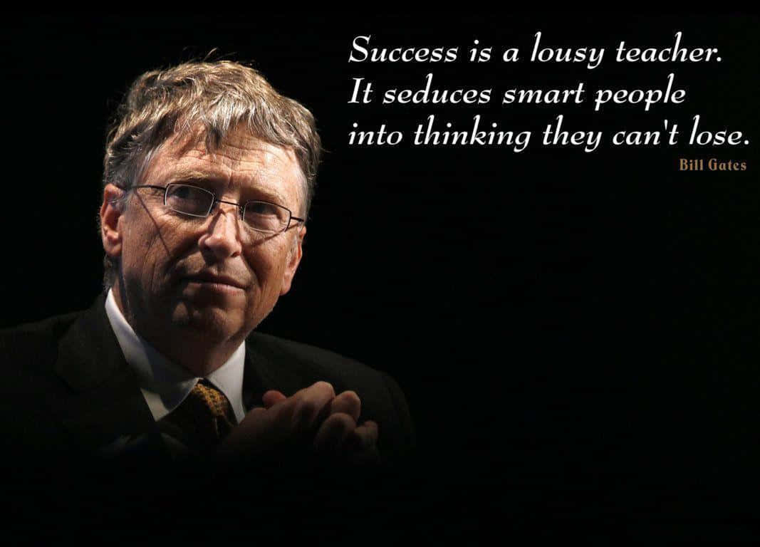 Bill Gates 桌布 壁紙 — 比爾·蓋茲身穿深色西裝，旁邊有一句關於成功的名言在黑色背景上發光。