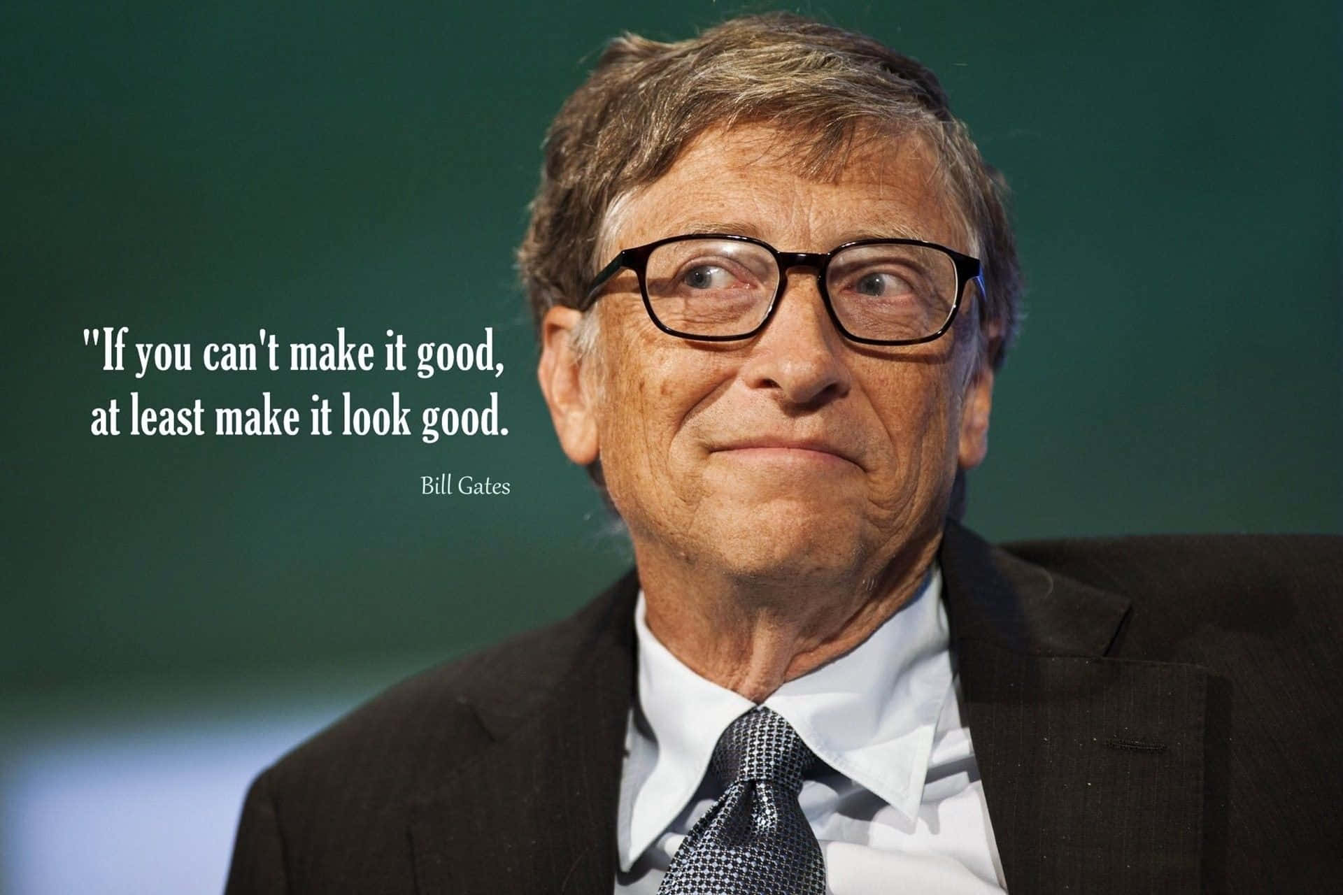Bill Gates 桌布 壁紙 — 比爾·蓋茲身穿深色西裝和眼鏡，在綠色背景前微妙地微笑，並疊加了他的名言。