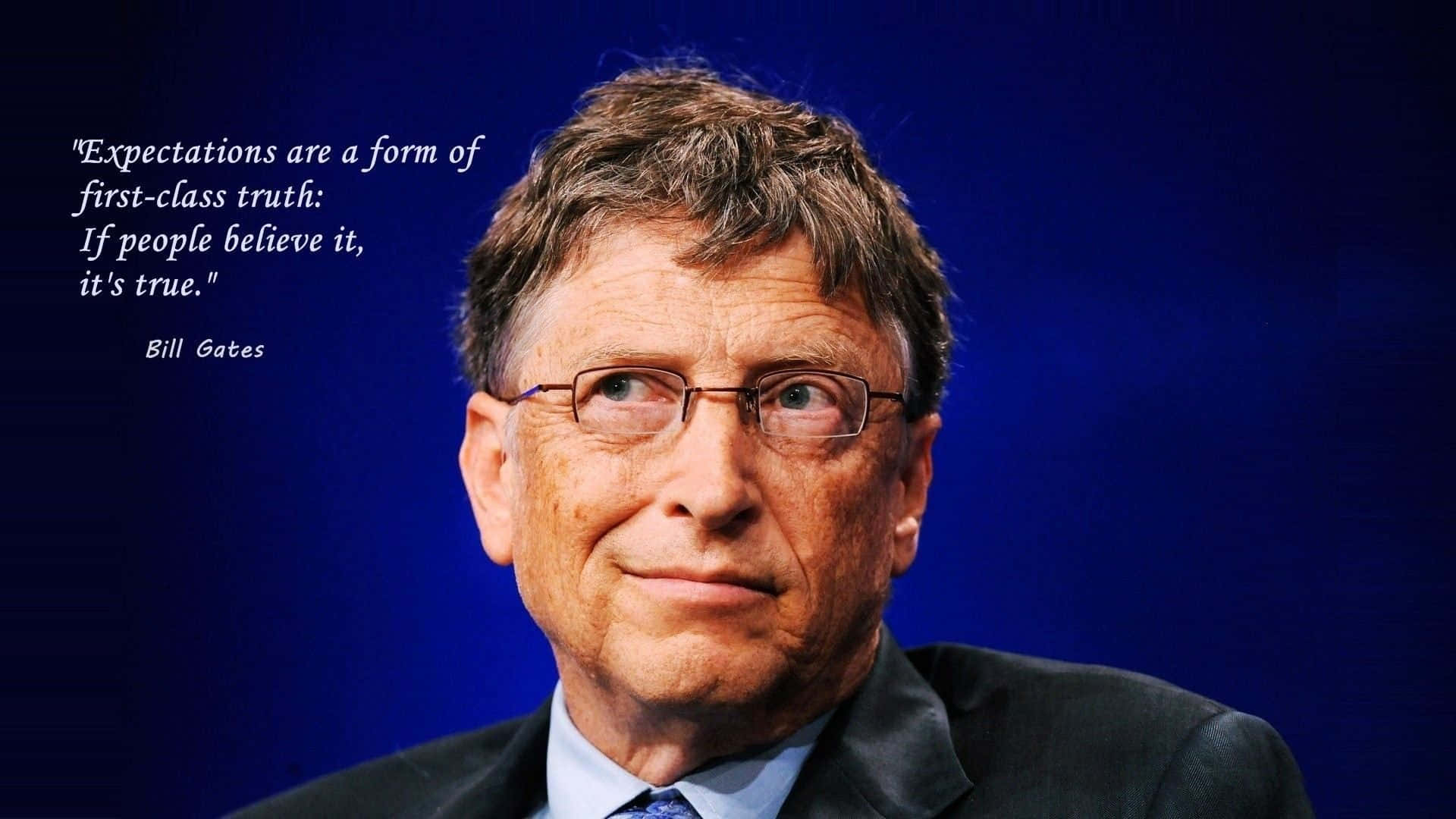 Bill Gates 桌布 壁紙 — 比爾蓋茲身穿西裝的 close-up 肖像，背景為深藍色，並疊加了一句引言。