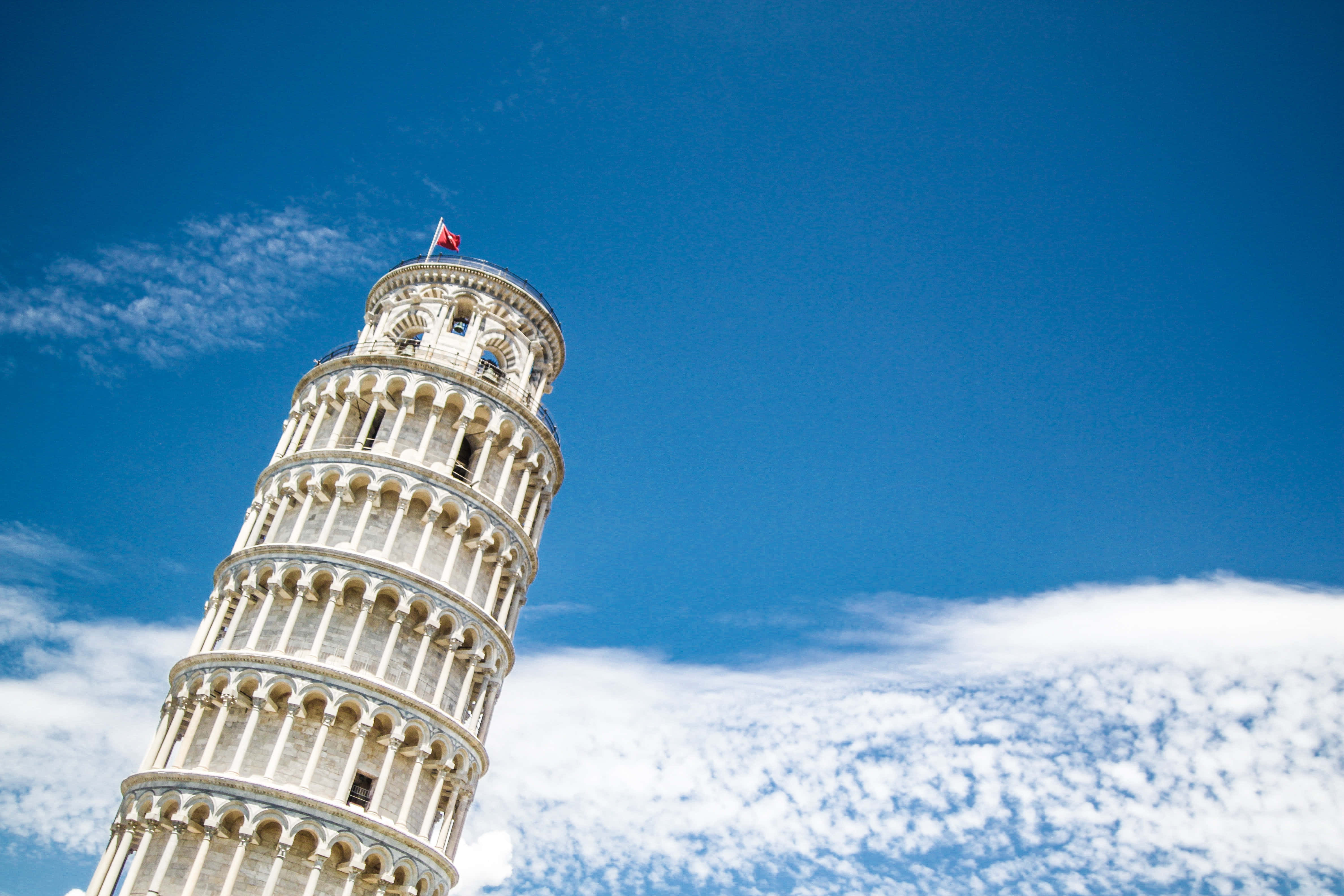 Pisa 桌布 壁紙 — 比薩斜塔在藍天白雲的映襯下高高聳立。