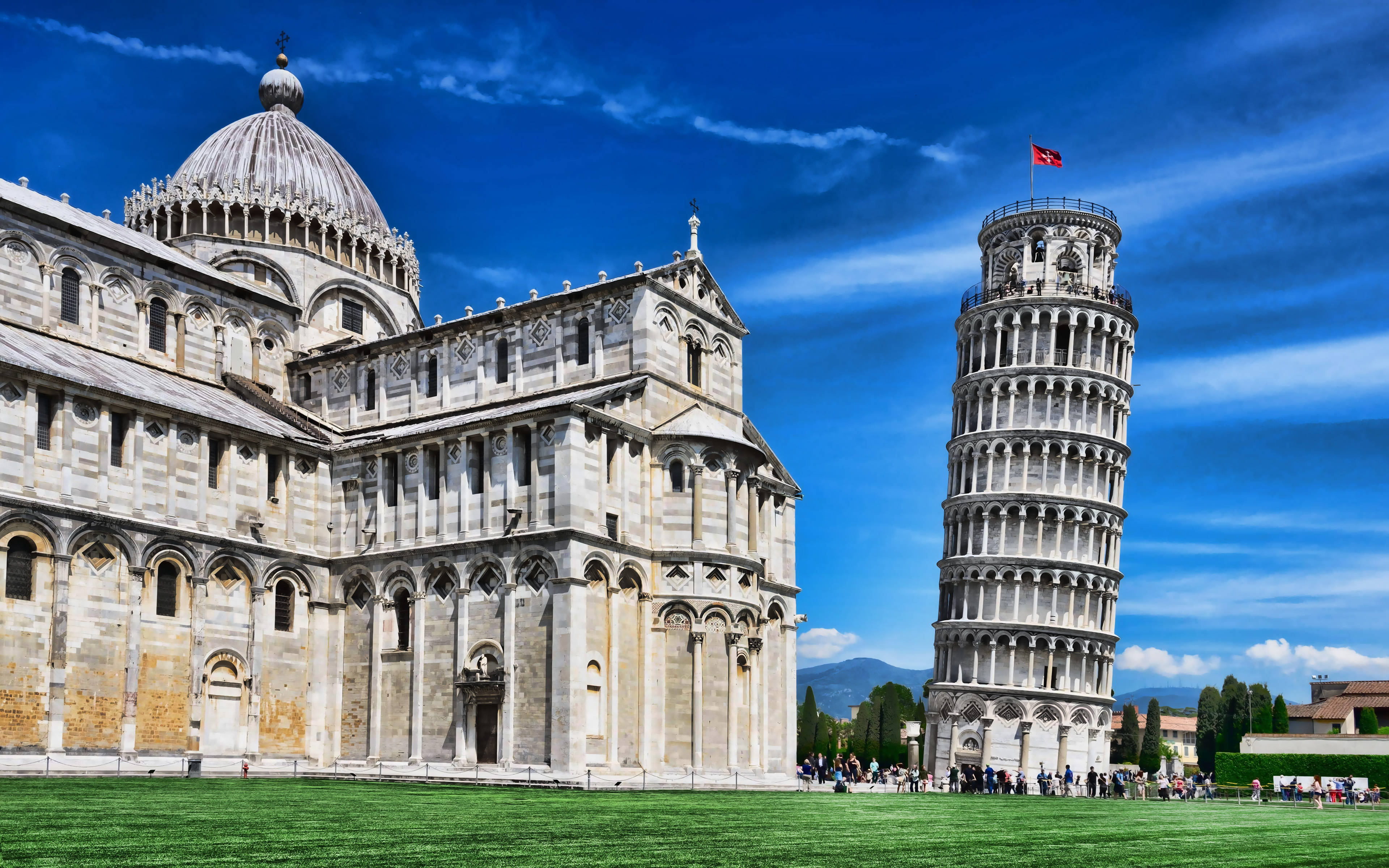 Tuscany 桌布 壁紙 — 比薩斜塔聳立在比薩大教堂旁邊，天空湛藍，雲朵輕盈。