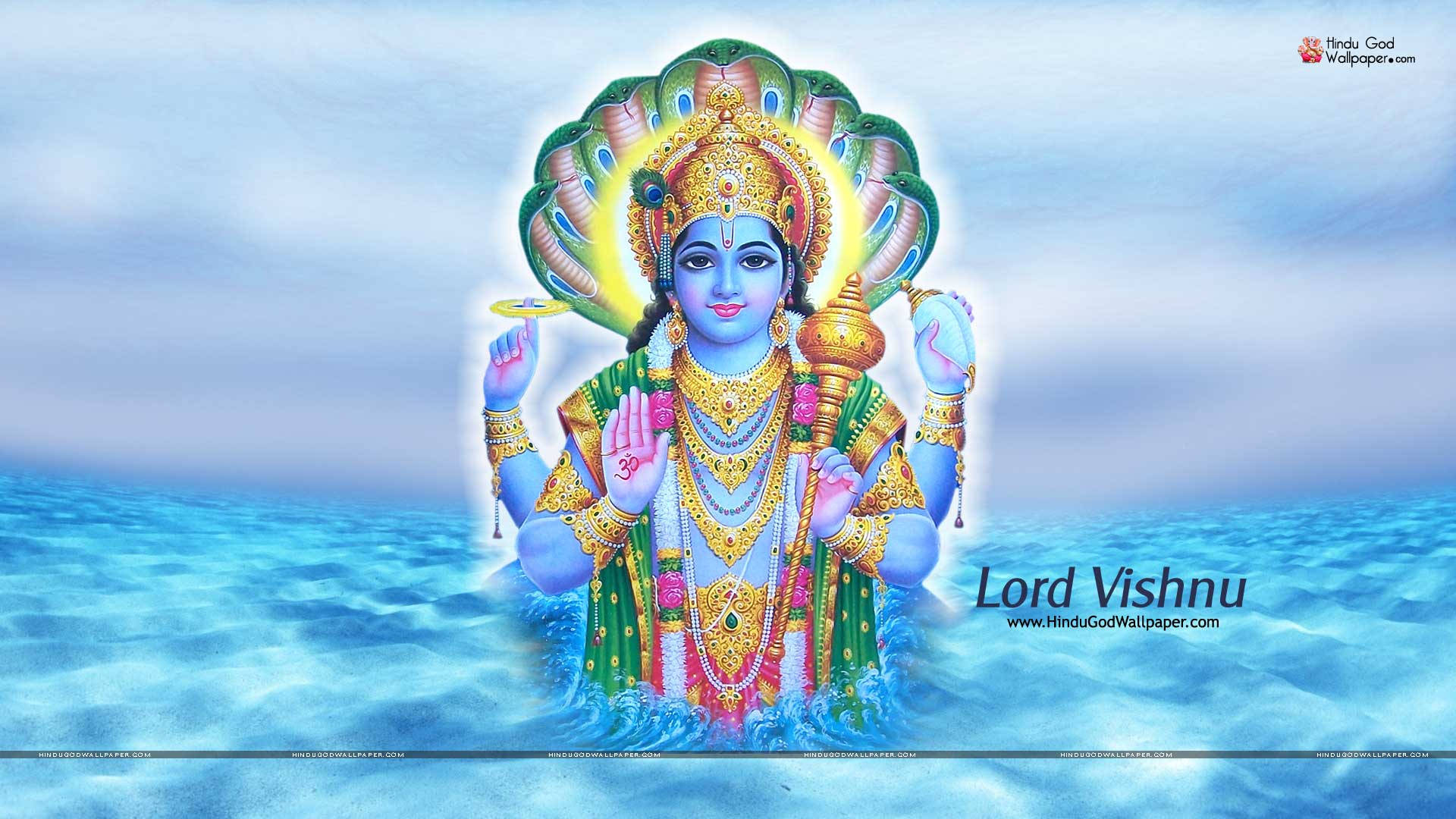 Vishnu 桌布 壁紙 — 毗濕奴神從海浪中出現，佩戴金色珠寶和孔雀羽毛冠，在柔和天空下。