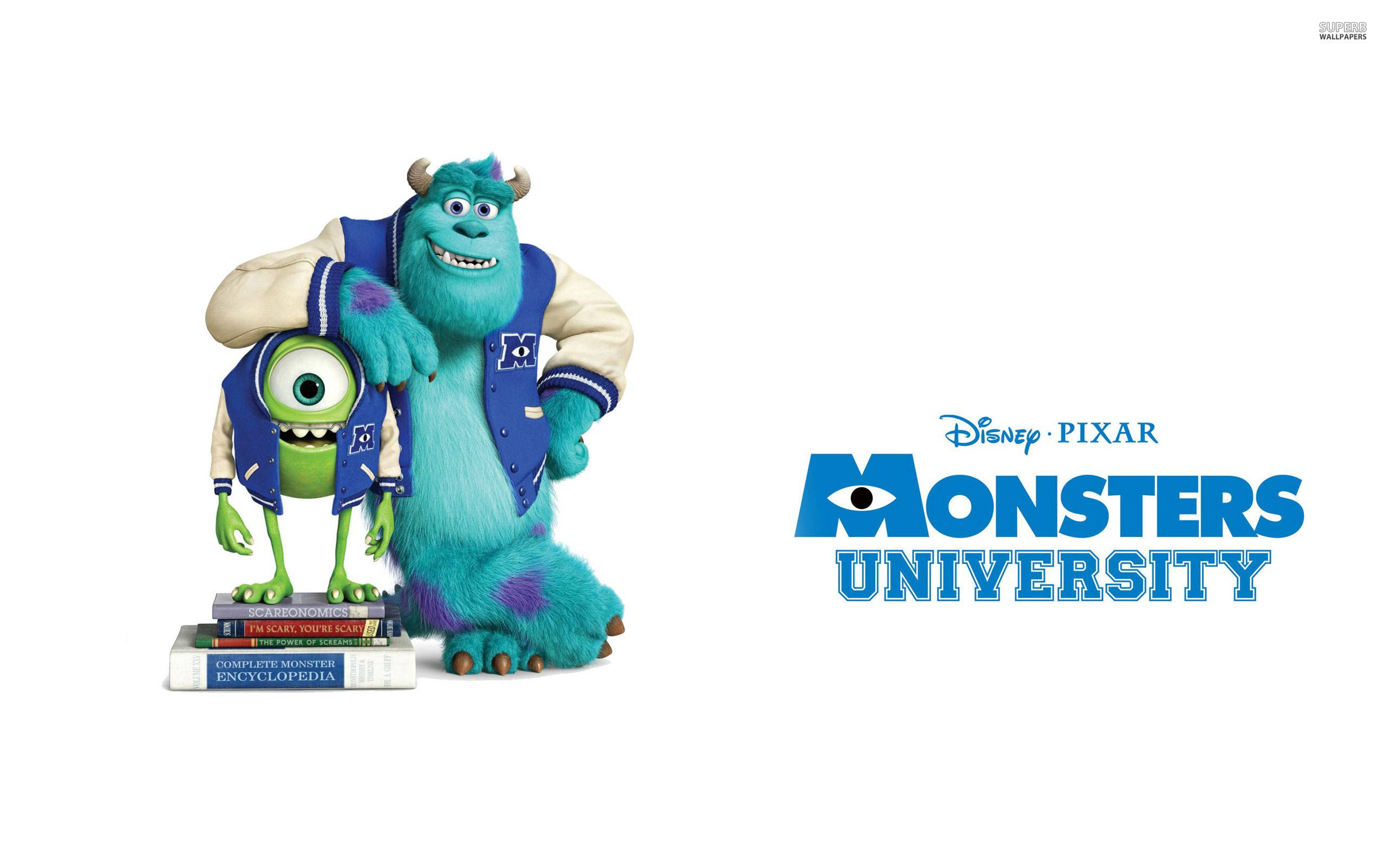 sulley 桌布 壁紙 — 毛怪和大眼仔穿著怪獸大學外套站在書本旁邊，旁邊有電影標題標誌。