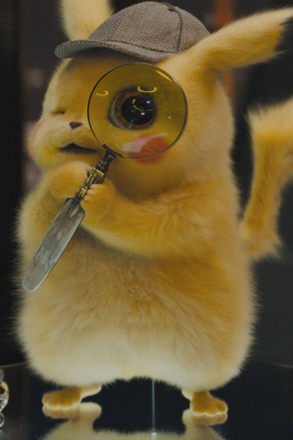 pikachu 3d 桌布 壁紙 — 毛茸茸的黃色皮卡丘戴著偵探帽，並將放大鏡放在眼睛上。