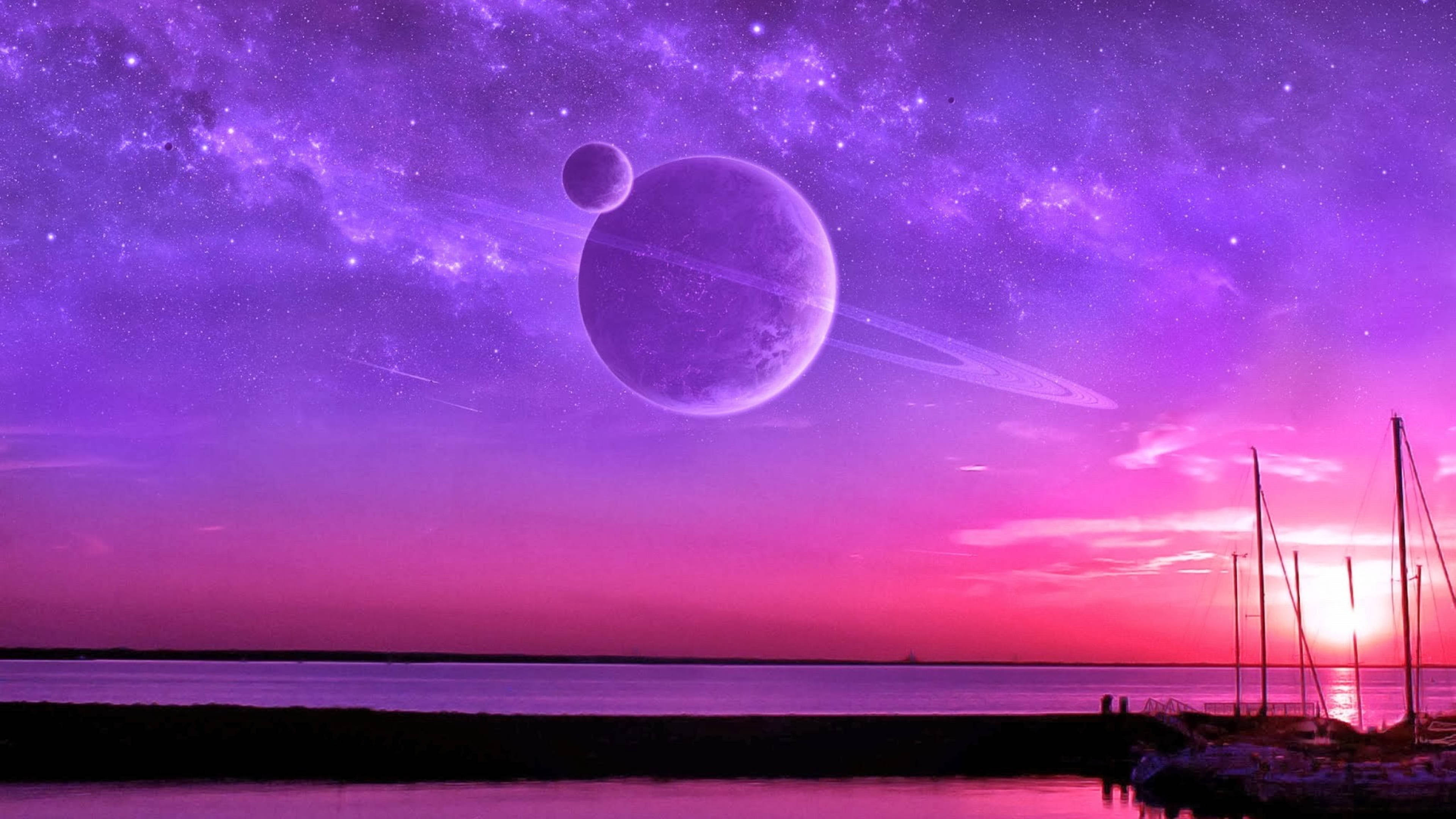土星 桌布 壁紙 — 水上超現實的紫色日落，星空中有發光的行星和月亮，帆船在上方。