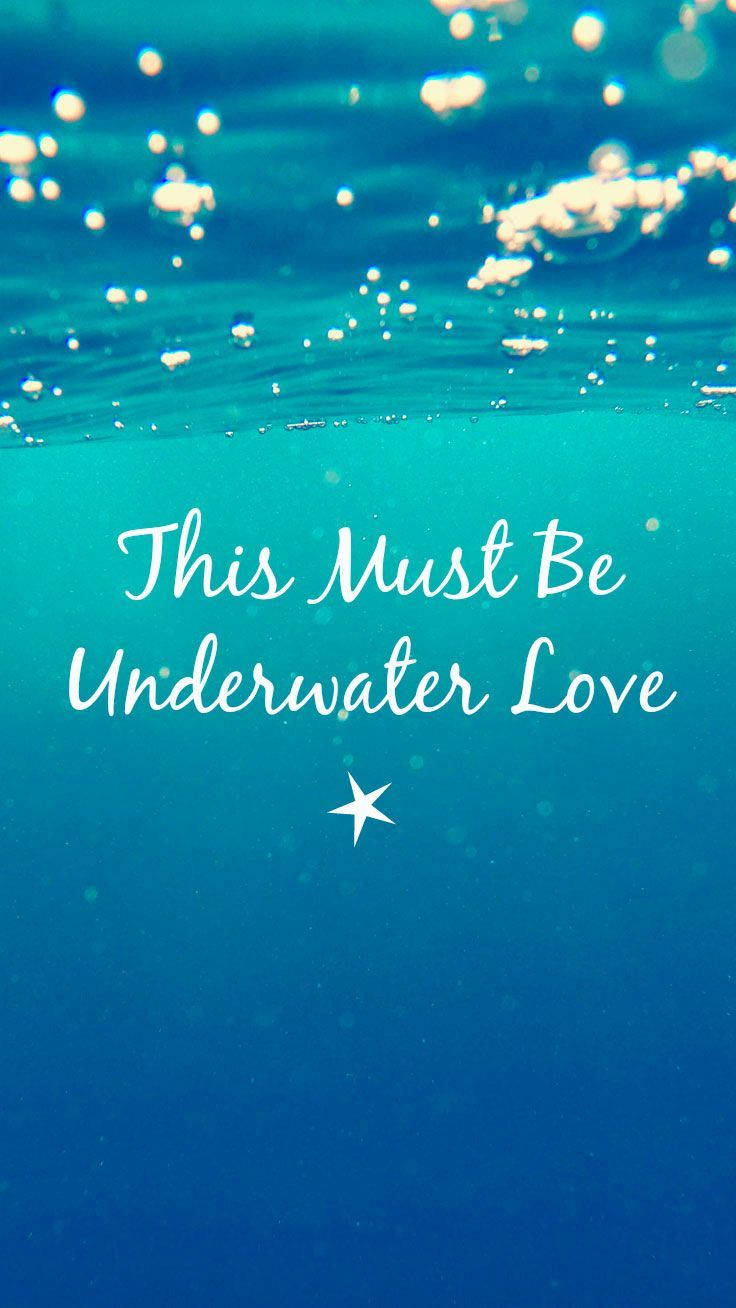 美人魚 桌布 壁紙 — 水下場景，文字寫著 This Must Be Underwater Love，並有海星在藍色水和氣泡中。