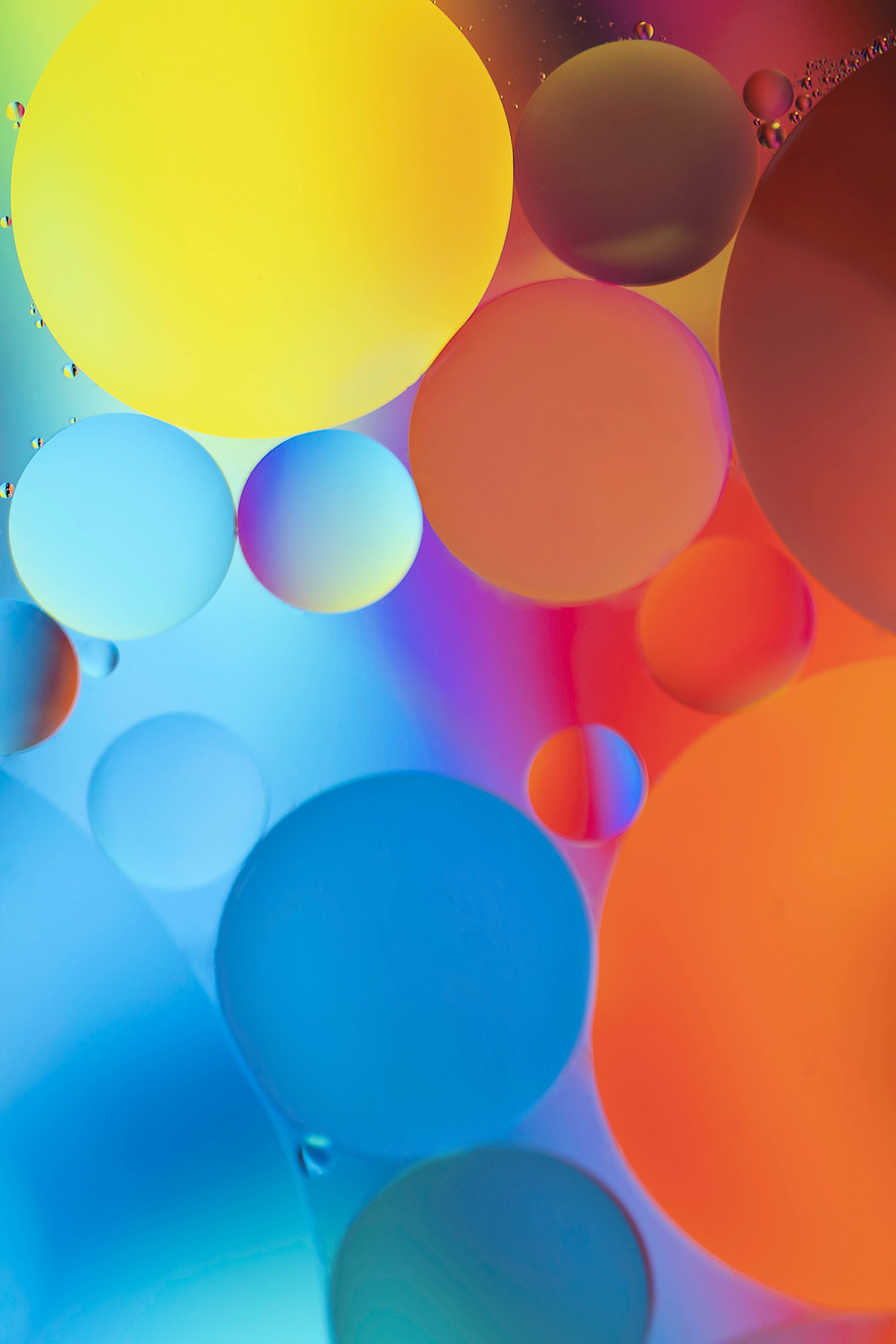 Balloon 桌布 壁紙 — 水中充滿活力的油滴創造出迷人的抽象圖案，呈現大膽的黃色、藍色和橙色色調的發光球體。