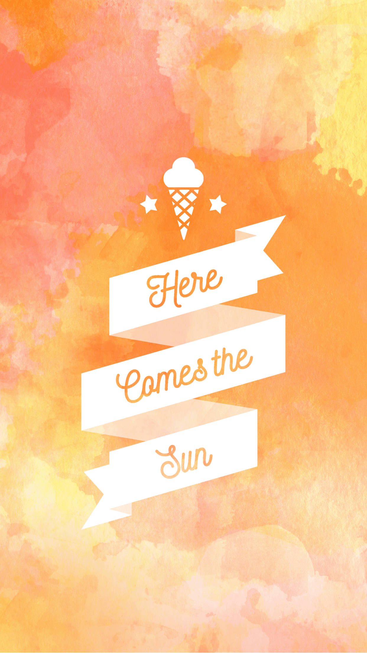 夏季 桌布 壁紙 — 水彩日落背景，白色絲帶橫幅寫著「Here Comes the Sun」，上方有冰淇淋甜筒圖標。