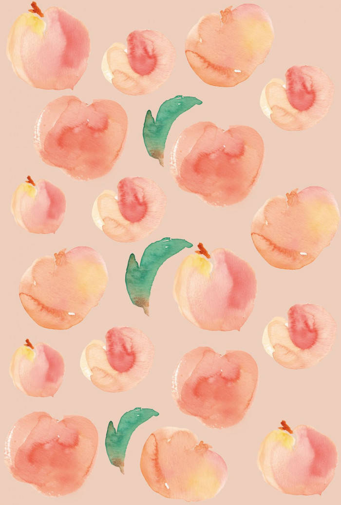 Fruit 桌布 壁紙 — 水彩畫風格的桃子在柔和粉紅蜜桃色調中，散落在柔和米色背景上，並配有綠色葉子。
