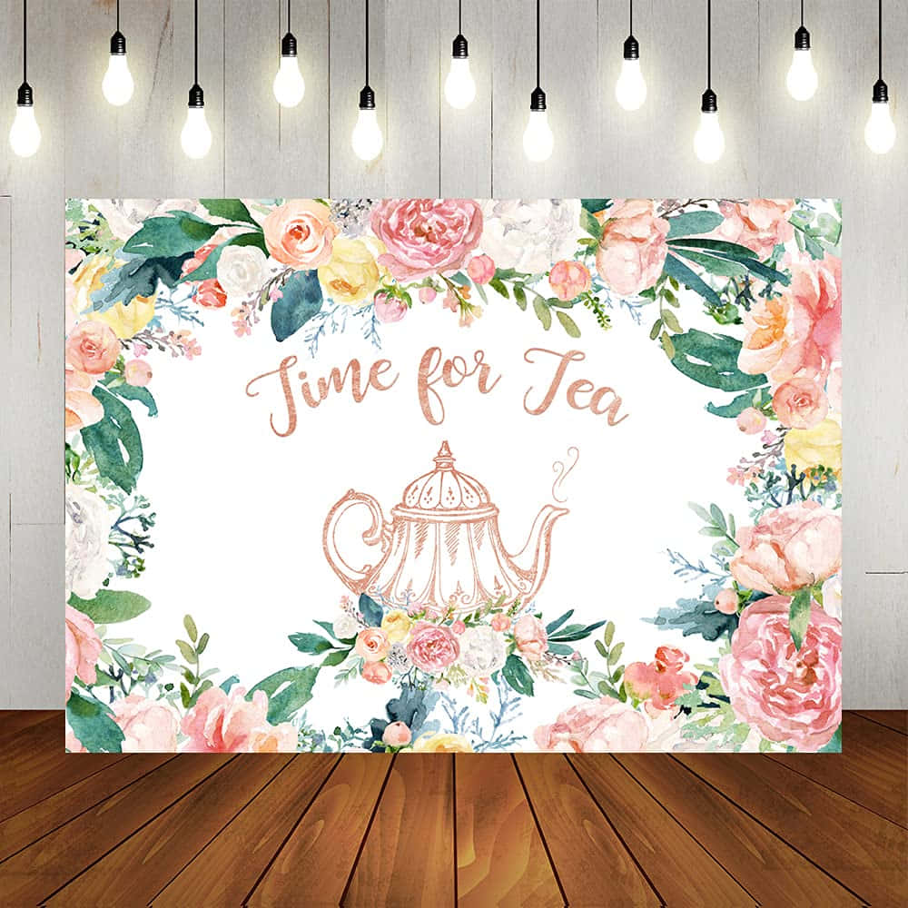 Tea Party 桌布 壁紙 — 水彩花卉背景，帶有「Time for Tea」文字和茶壺插圖，由粉紅蜜桃玫瑰和白玫瑰框住，下方有吊燈。