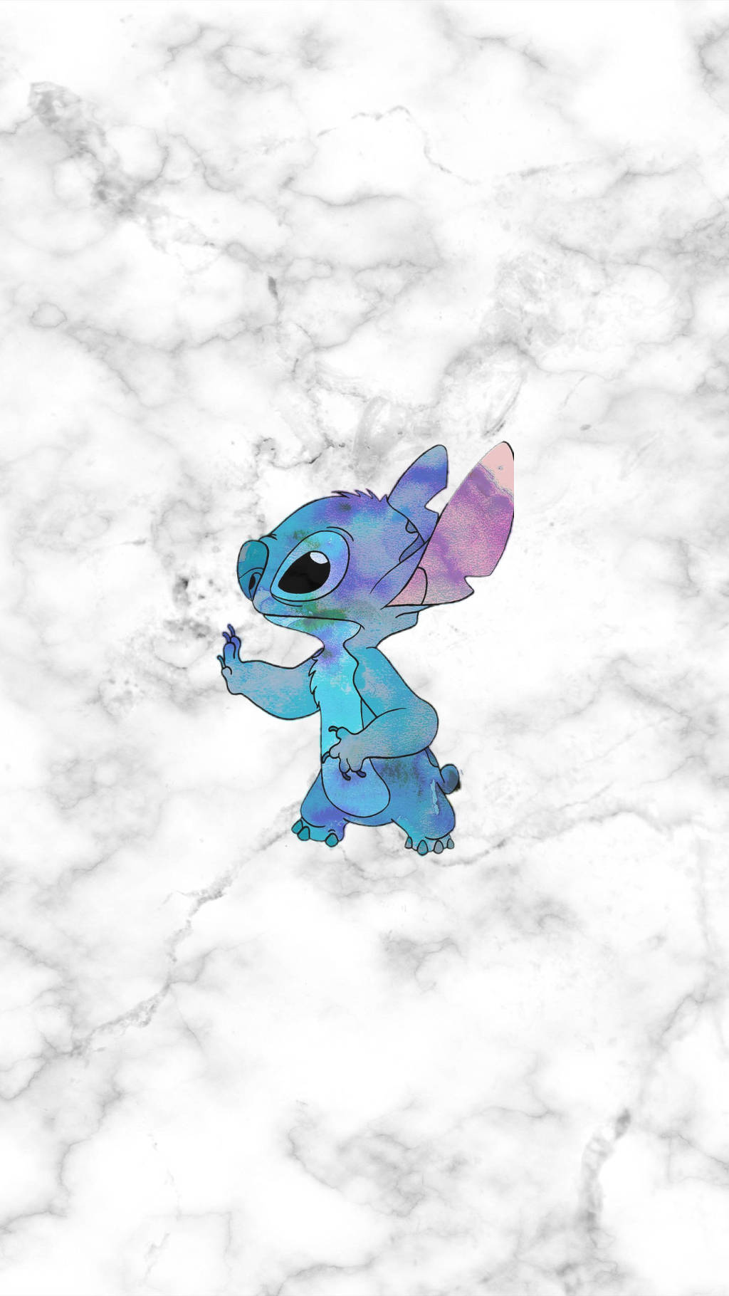 cute stitch iPhone 桌布 壁紙 — 水彩風格的史迪奇站在帶有灰色紋理和柔和藍紫色調的白色大理石背景上。