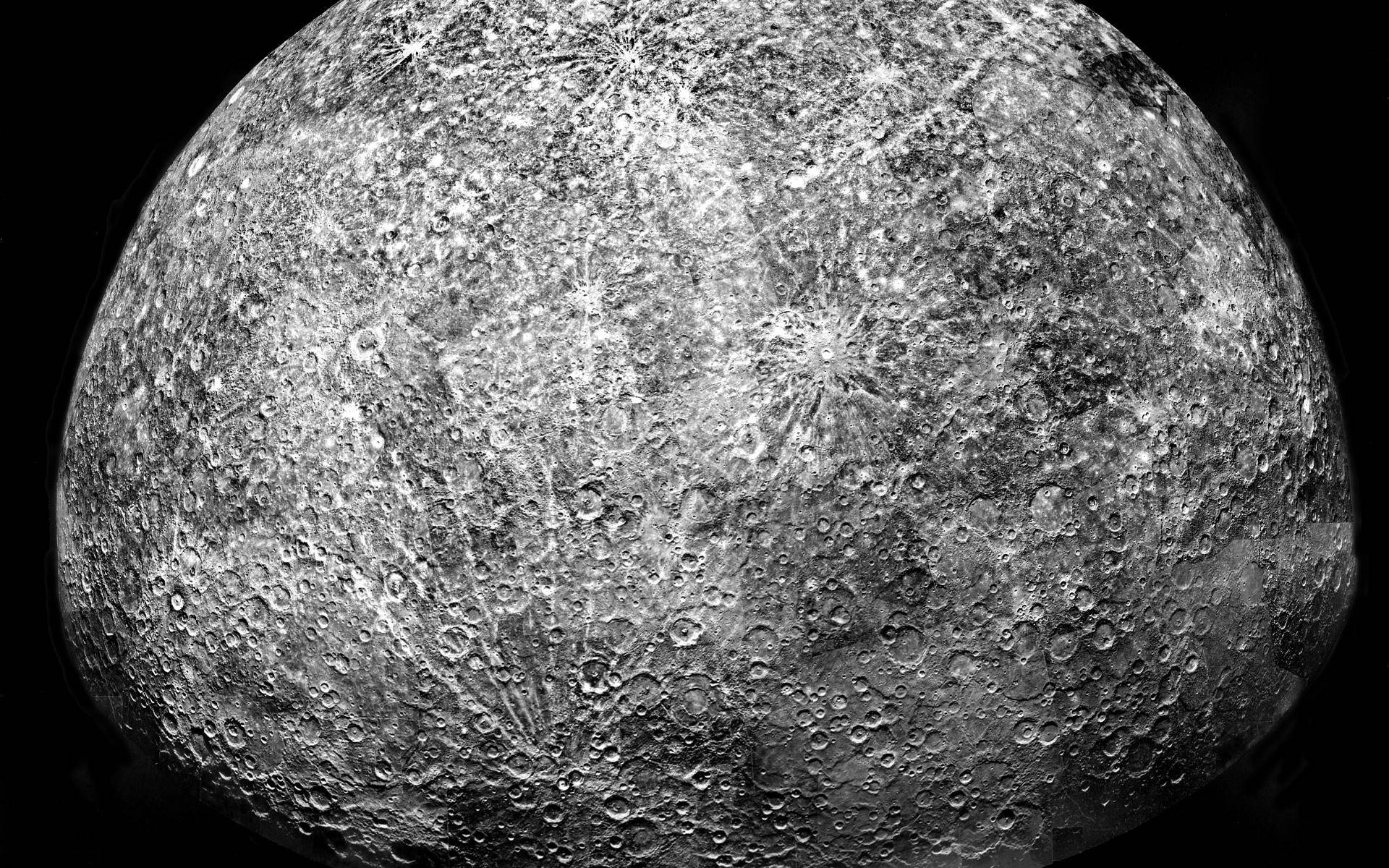 太空中水星佈滿隕石坑表面的特寫。 — 太陽系 GIF 壁紙