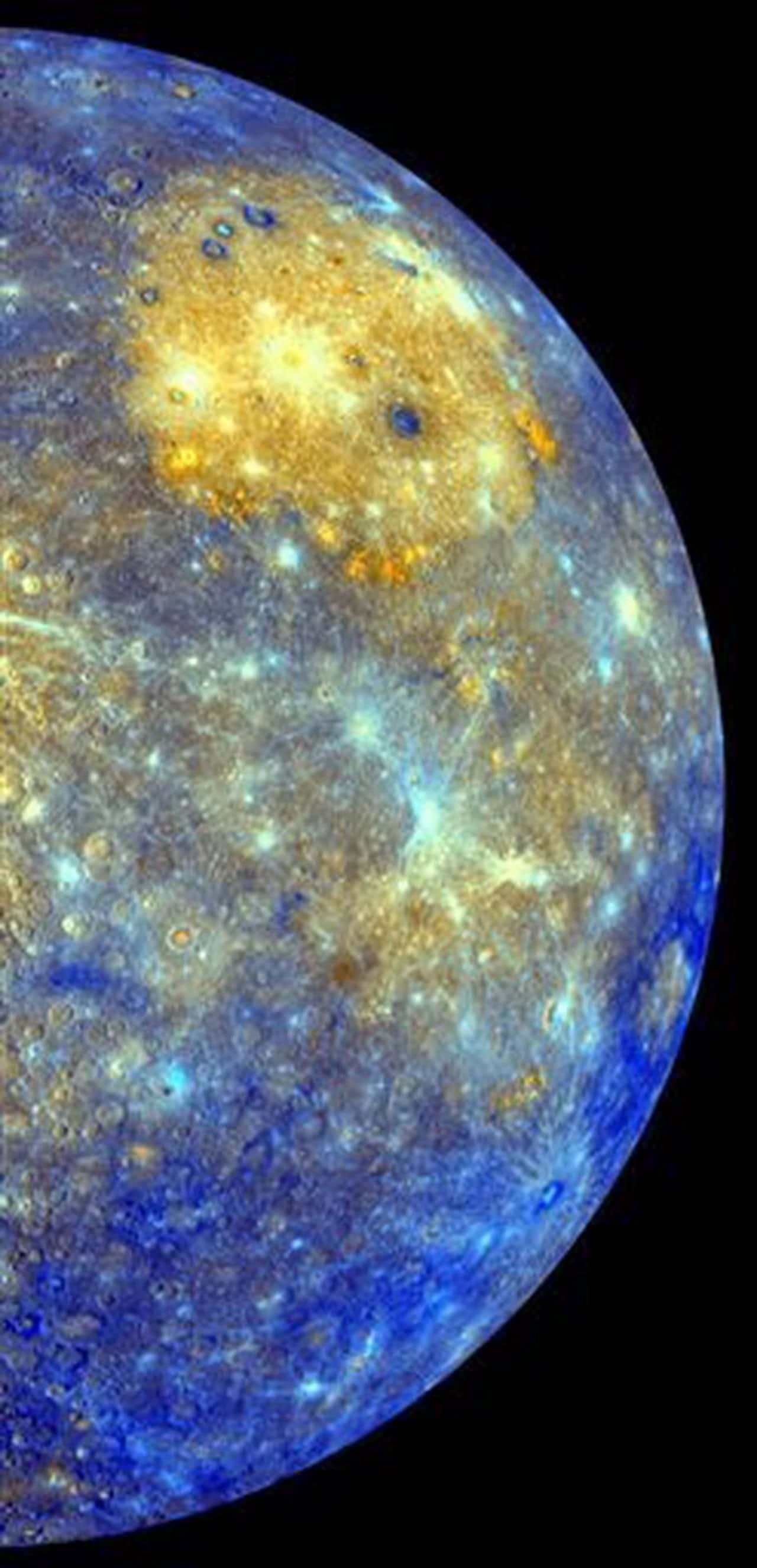 Mercury 桌布 壁紙 — 水星佈滿隕石坑的表面在黑色太空虛空中發出藍色和金色光芒的特寫視圖。