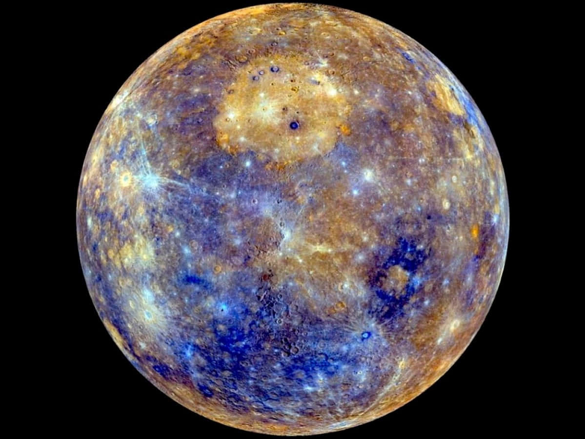 Mercury 桌布 壁紙 — 水星佈滿隕石坑的表面細節，帶有藍色和金色色調，襯托著太空的黑色虛空。