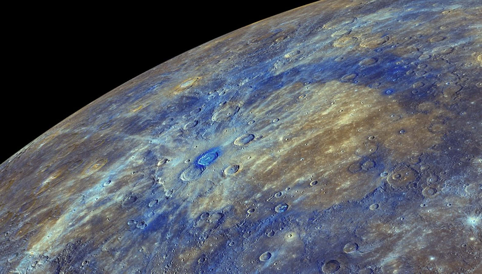 Mercury 桌布 壁紙 — 水星佈滿隕石坑的表面近距離視圖，帶有藍色和棕色色調，背景是黑色的太空虛空。