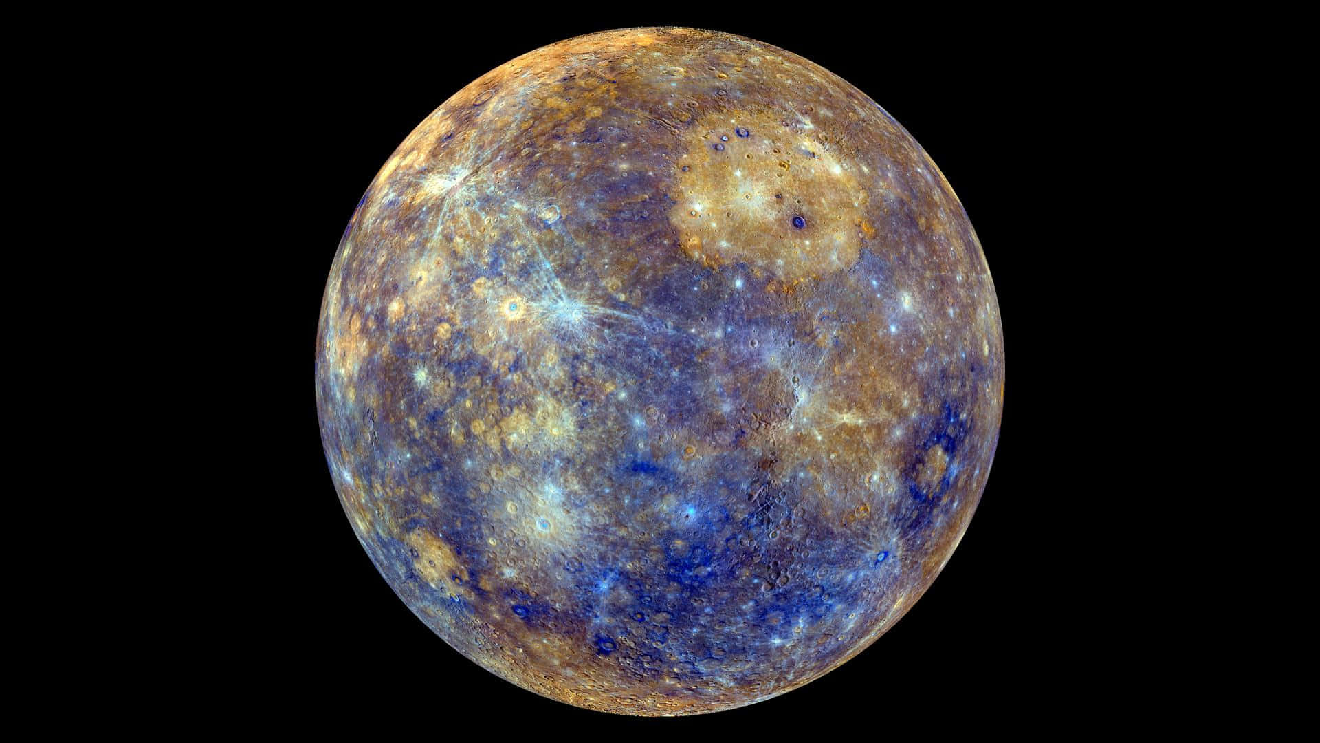 行星動畫 桌布 壁紙 — 水星的詳細視圖，展示其佈滿隕石坑的表面，帶有藍色和金色色調，襯托黑色虛空。