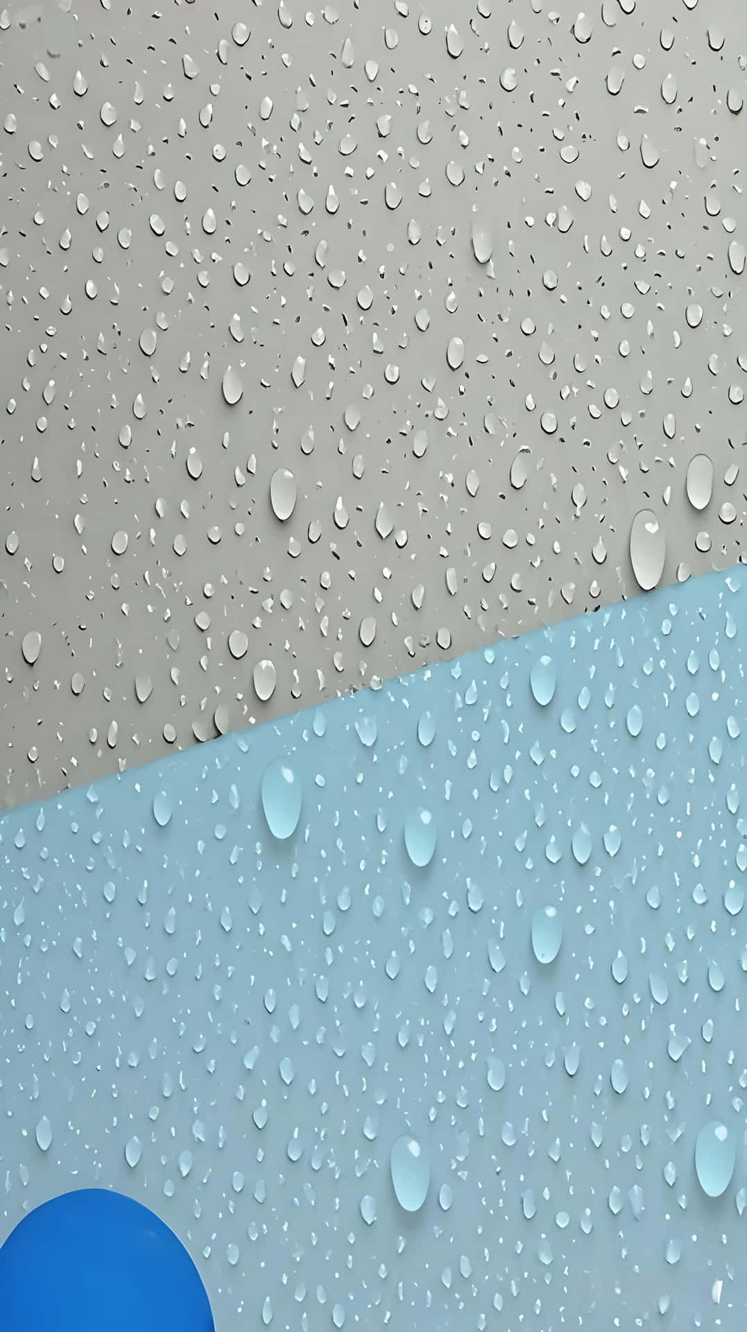 Dual - Tone Water Drops: Fresh Minimalist Rainy Wallpaper 壁紙 — 水滴在灰色和藍色表面的對角分割線上閃閃發光，角落有一個大膽的藍色圓圈。