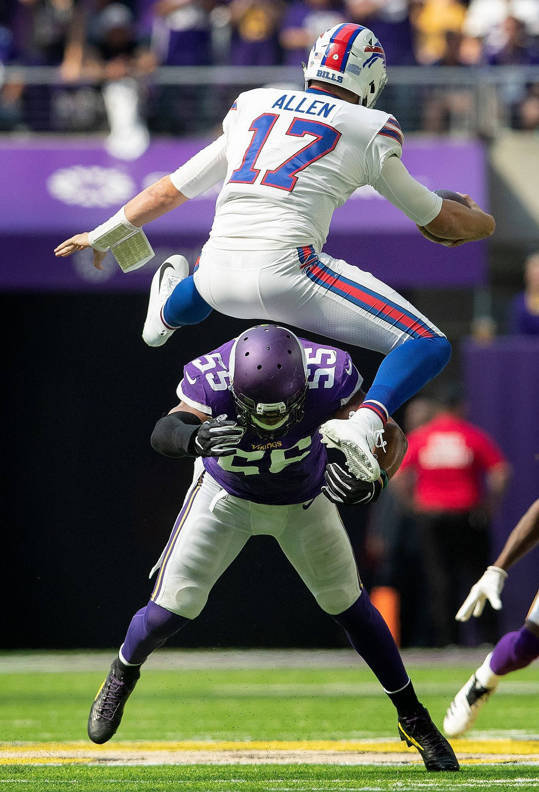 Josh 桌布 壁紙 — 水牛城比爾的四分衛在激烈的NFL美式足球比賽中跳過明尼蘇達維京人的防守球員。