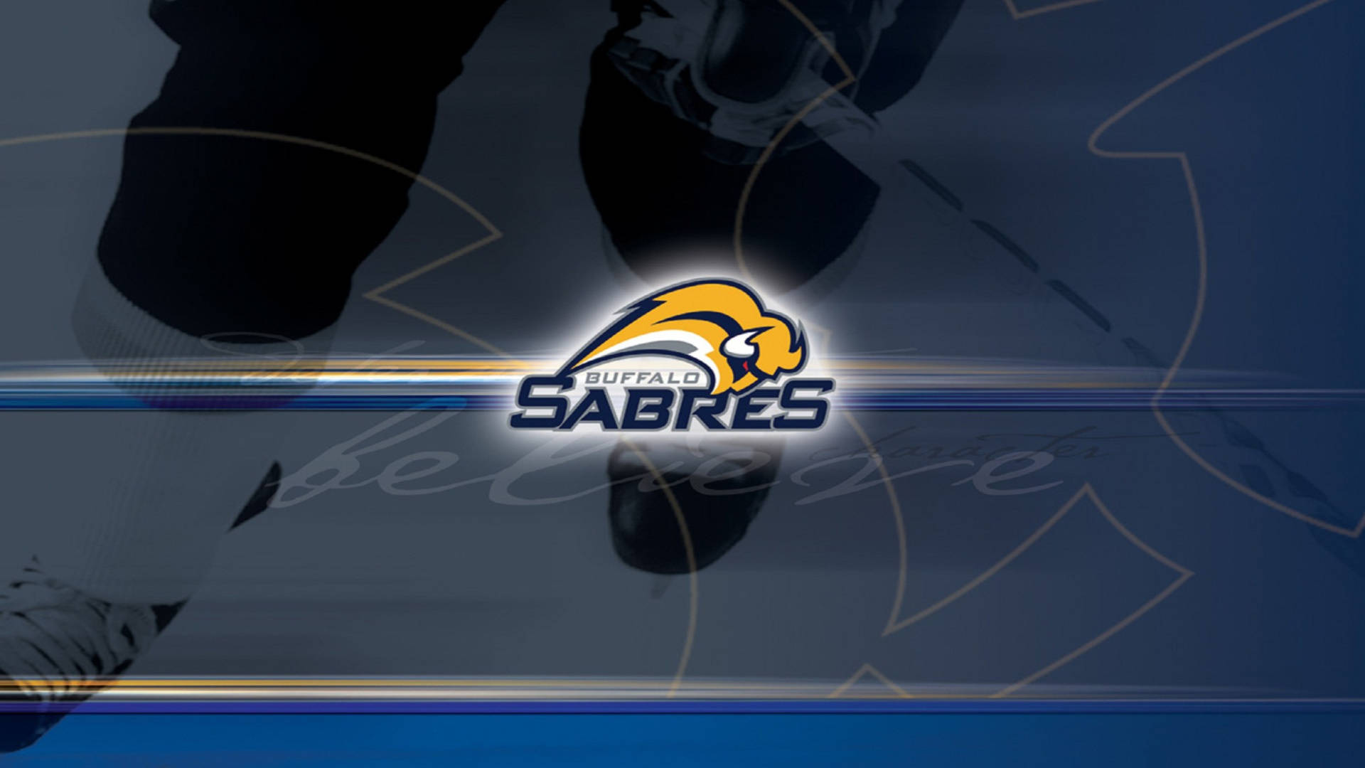 Sabres 桌布 壁紙 — 水牛城軍刀隊標誌在冰上模糊的曲棍球球員腿上發光，帶有運動軌跡。