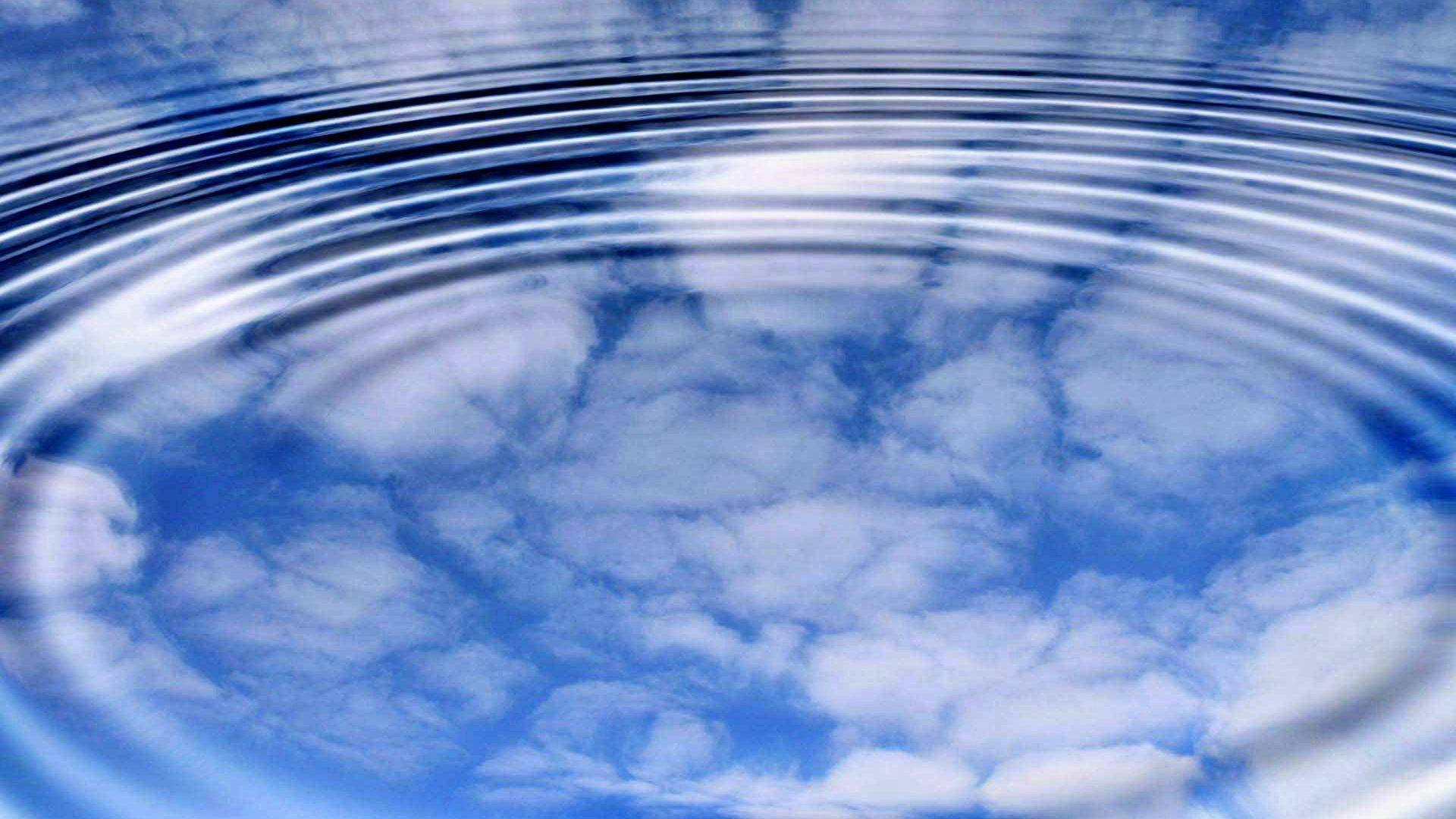 Rippling 桌布 壁紙 — 水面漣漪映照多雲的天空，營造出寧靜的抽象倒影。
