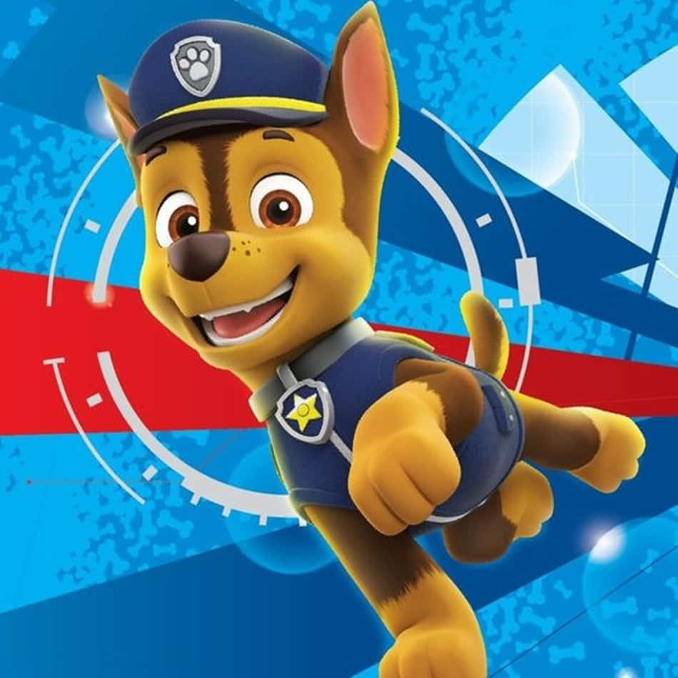 Chase Paw Patrol 桌布 壁紙 — 《汪汪隊立大功》的Chase自信地微笑，穿著警察制服，背景是動感的藍、紅、白科技主題。