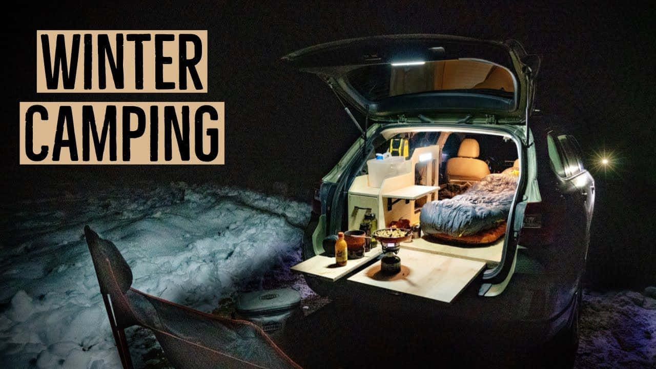 Winter Camping 桌布 壁紙 — 汽車打開的後車廂在星空下變成一個舒適的冬季露營地，地面積雪，車內燈光溫暖。