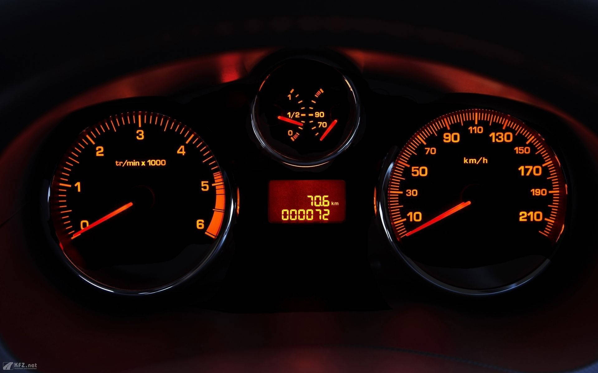 Peugeot 桌布 壁紙 — 汽車紅色發光儀表板特寫，包含速度計、轉速計和里程計，處於昏暗光線中。