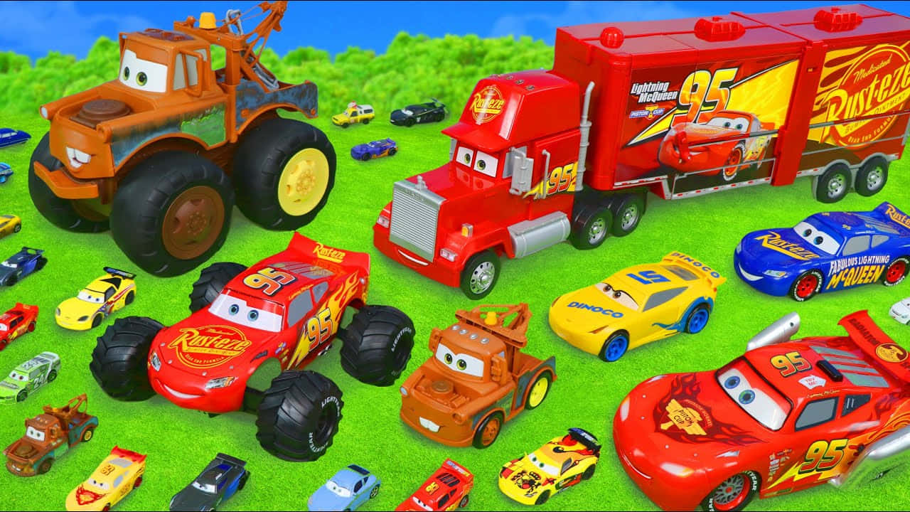 toys 桌布 壁紙 — 《汽車總動員》系列的鮮豔玩具車在晴朗藍天下的鮮綠色草地上玩耍。