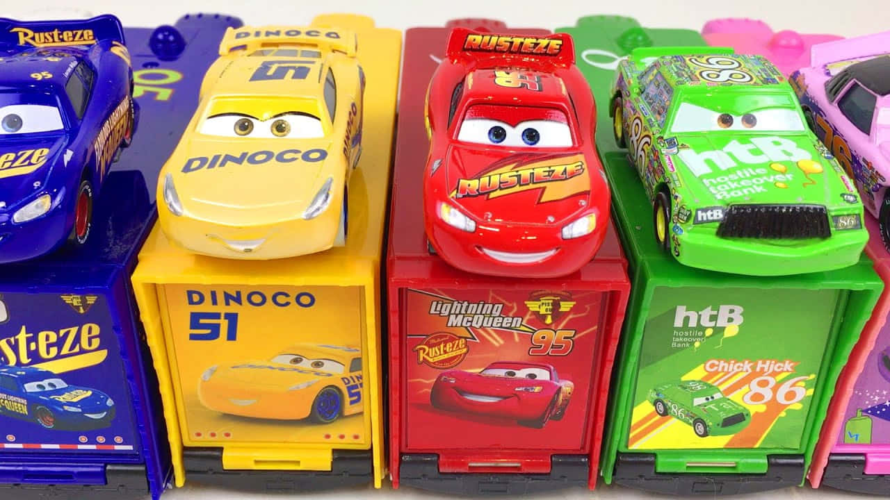toys 桌布 壁紙 — 《汽車總動員》系列色彩繽紛的玩具車，展示在帶有表情豐富卡通面孔的彩色品牌盒子上。